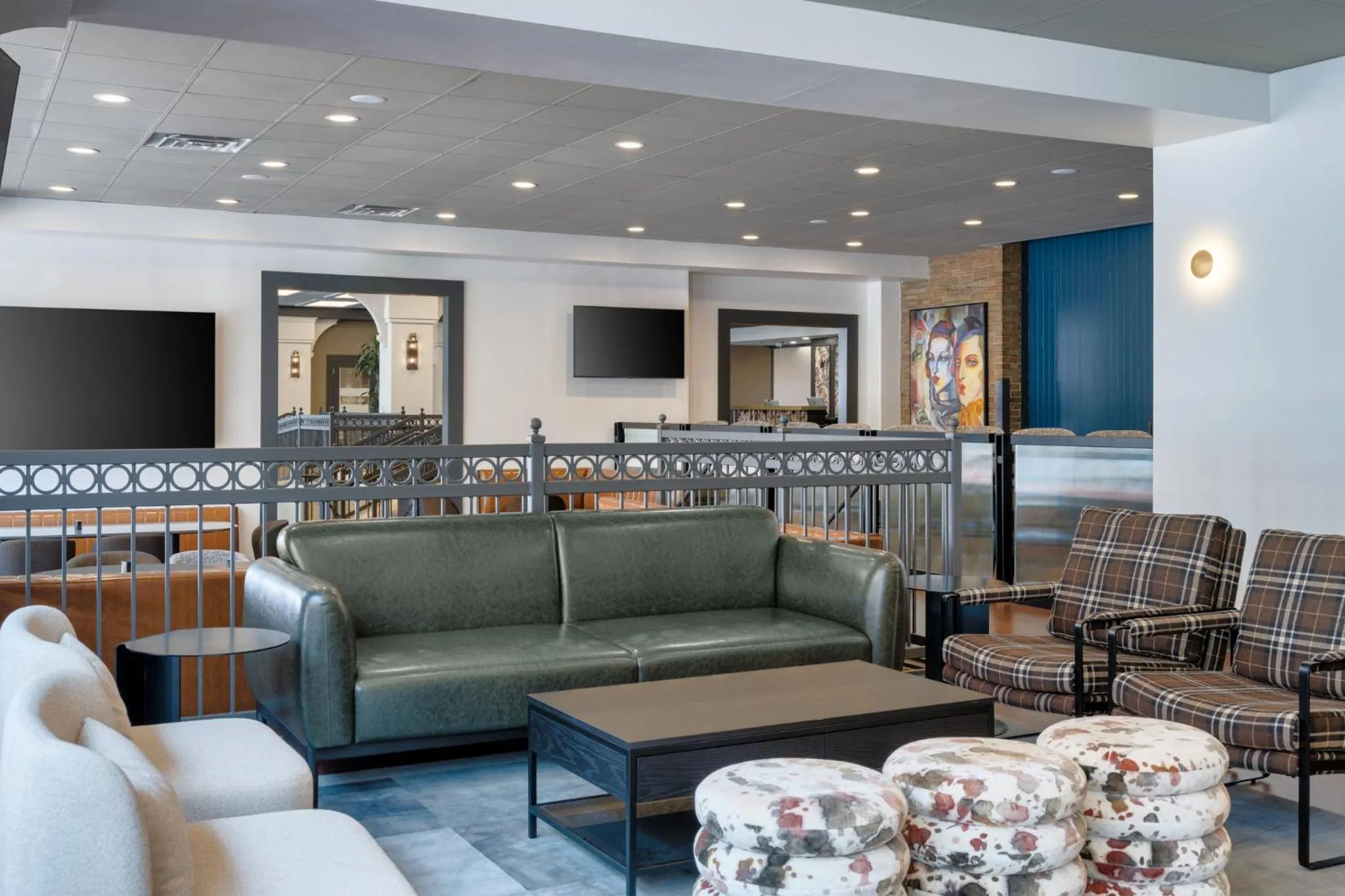 Lounge or bar in Crowne Plaza Indianapolis-Dwtn-Union Stn by IHG