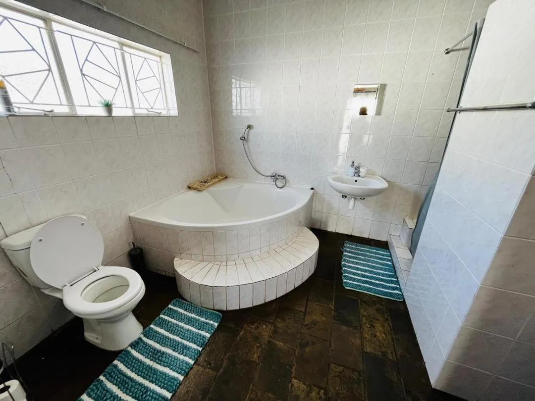 Bathroom in Kate's Nest Guesthouse & Backpackers