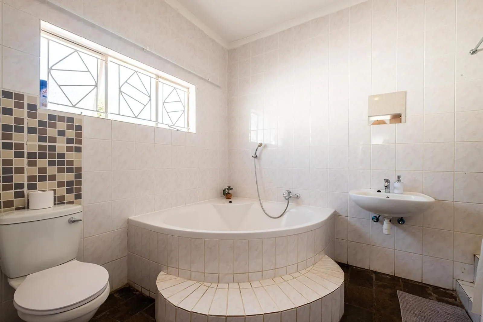 Bathroom in Kate's Nest Guesthouse & Backpackers