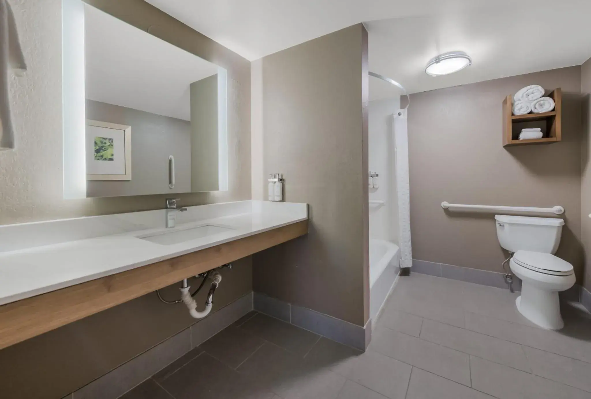 One-Bedroom King Suite with Communications Accessible Tub in Staybridge Suites Chesapeake-Virginia Beach by IHG One-Bedroom King Suite with Communications Accessible Tub in Staybridge Suites Chesapeake-Virginia Beach by IHG