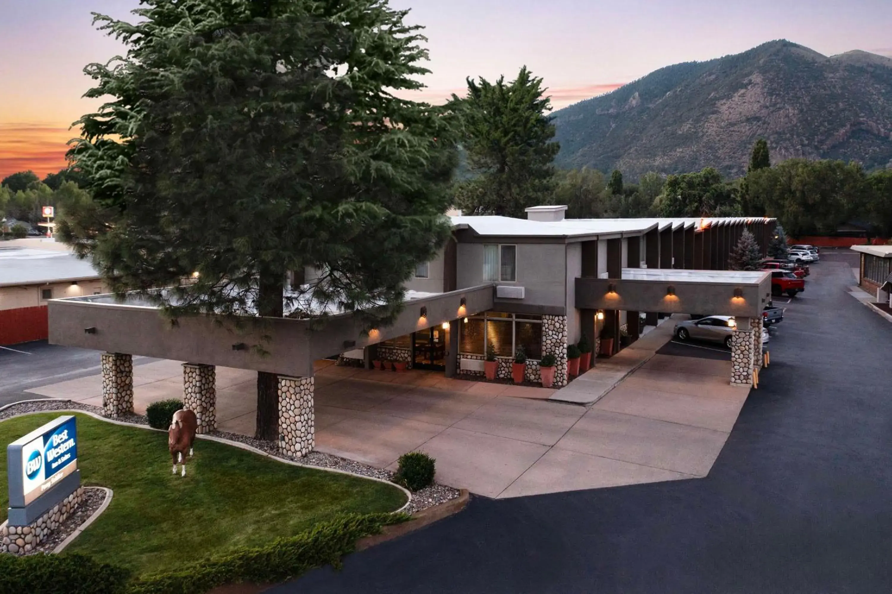 Property building in Best Western Pony Soldier Inn & Suites Property building in Best Western Pony Soldier Inn & Suites