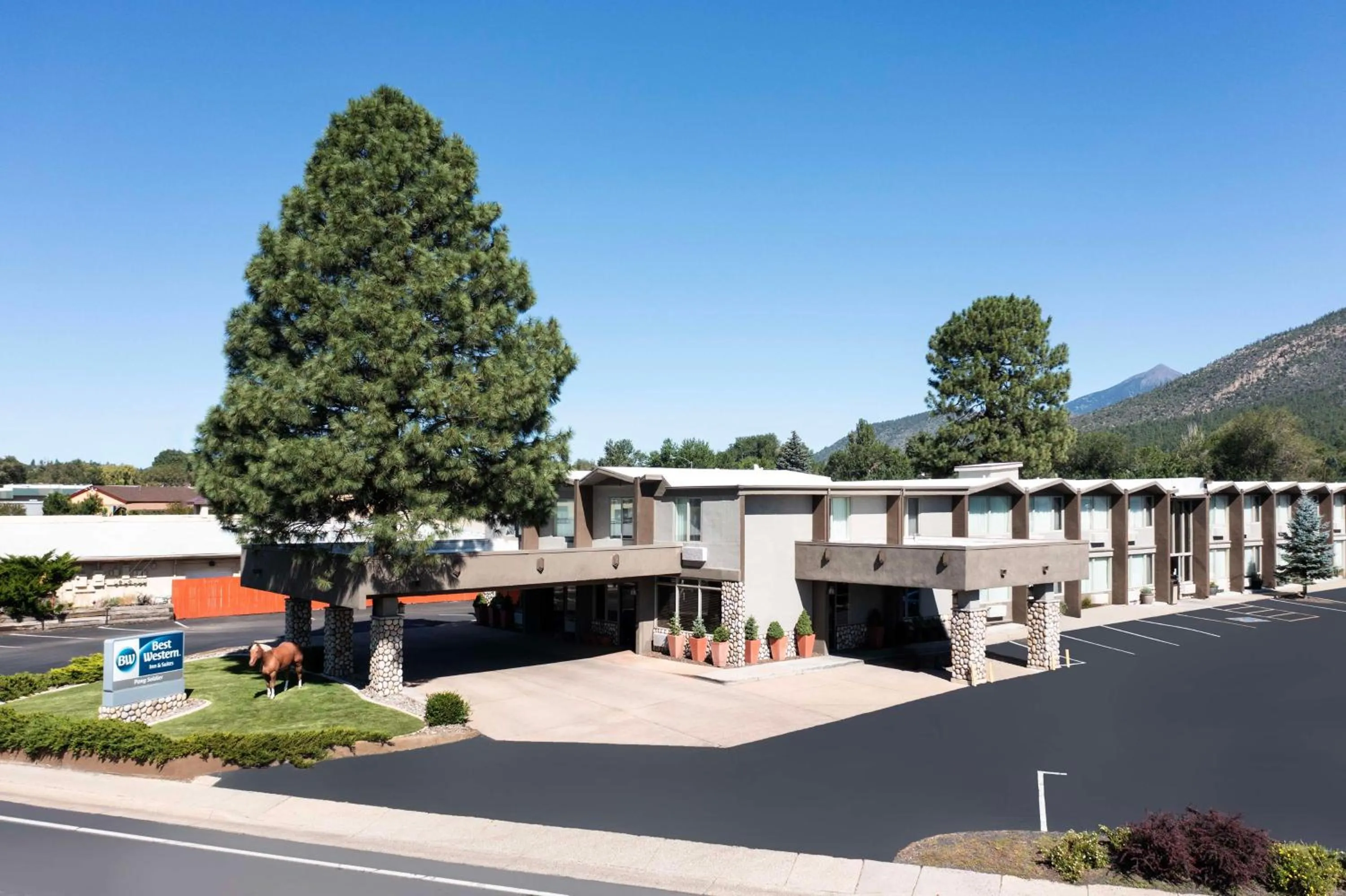 Property building in Best Western Pony Soldier Inn & Suites