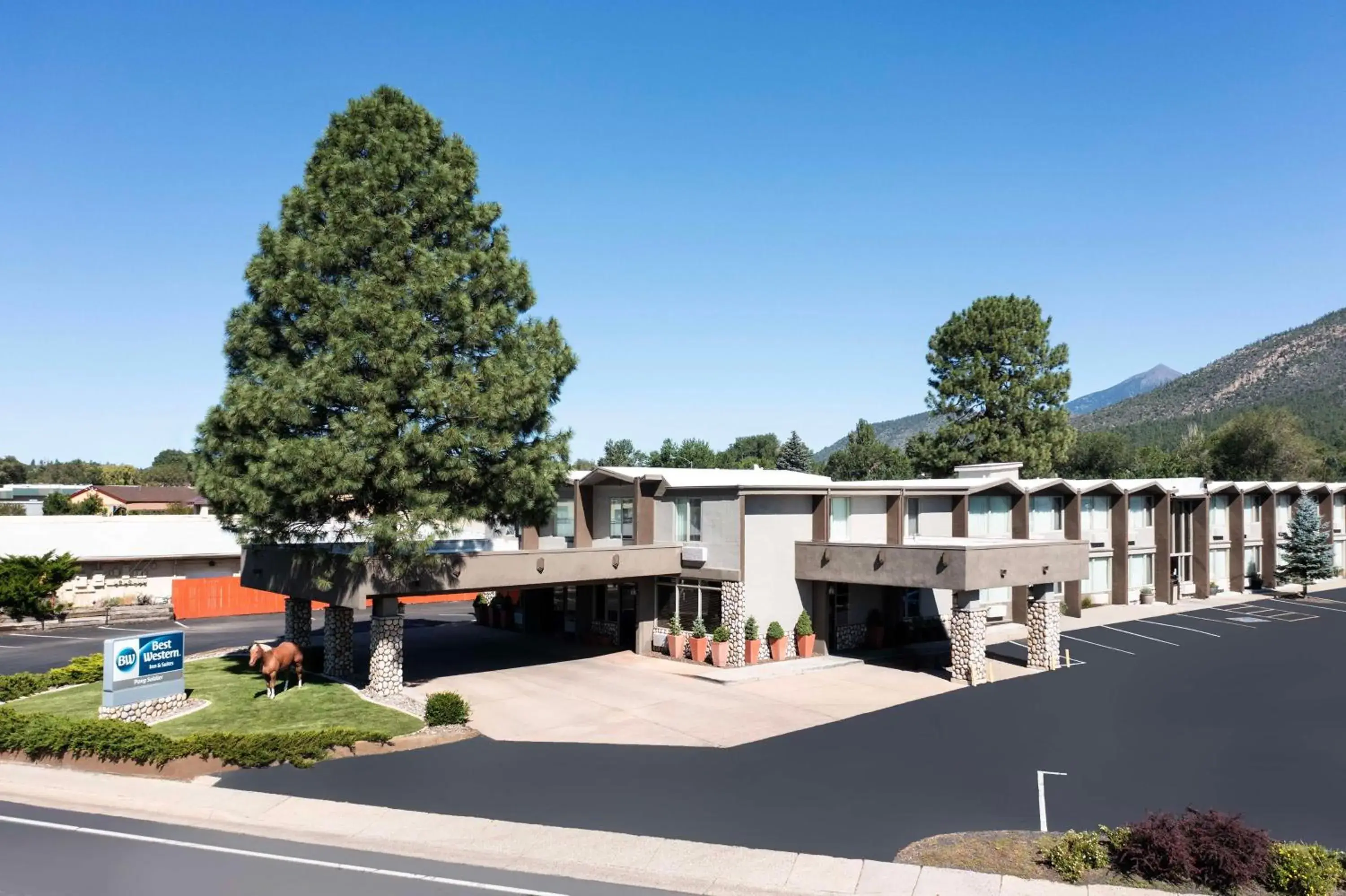 Property building in Best Western Pony Soldier Inn & Suites Property building in Best Western Pony Soldier Inn & Suites