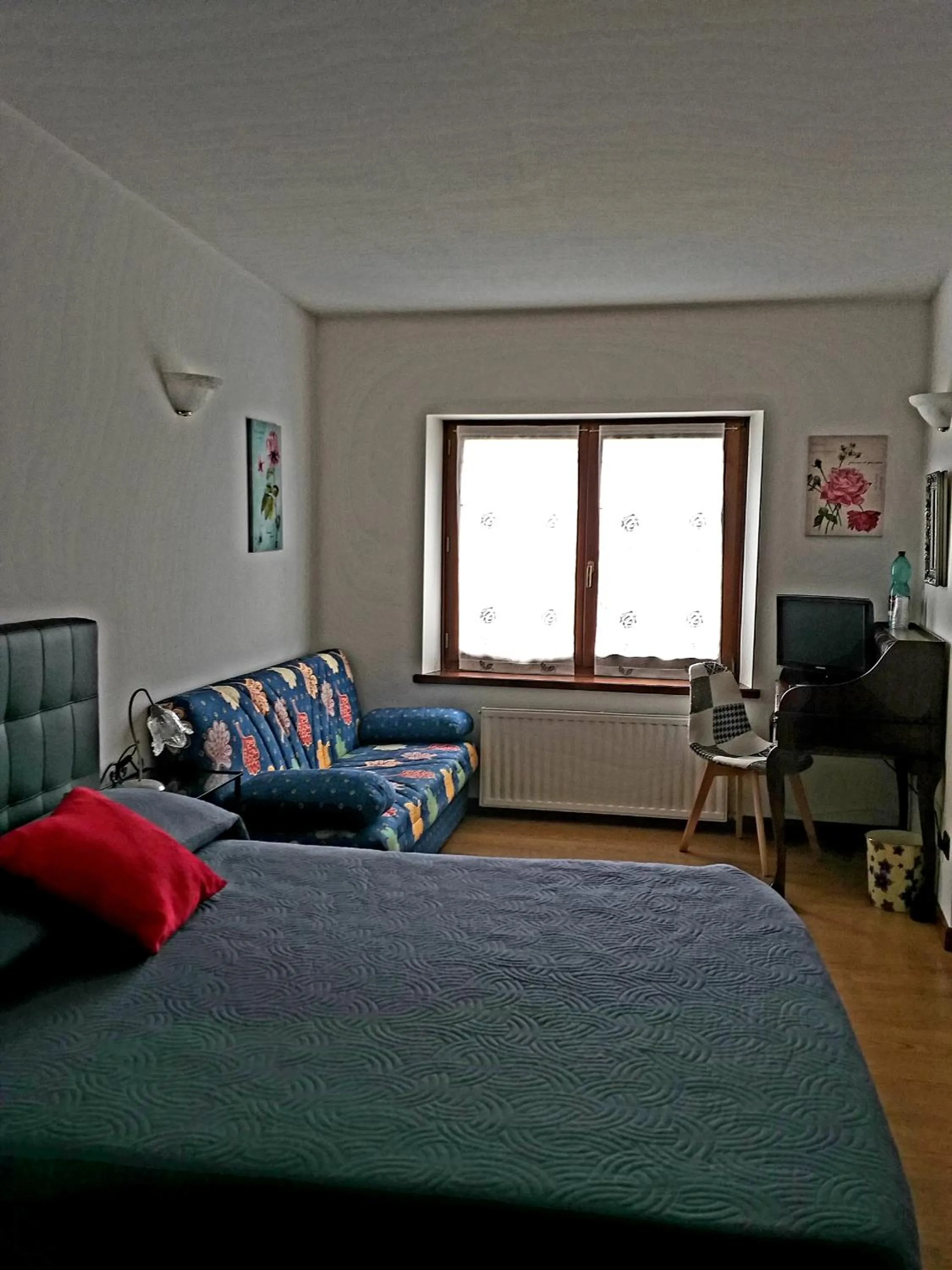 Photo of the whole room in Green Rose