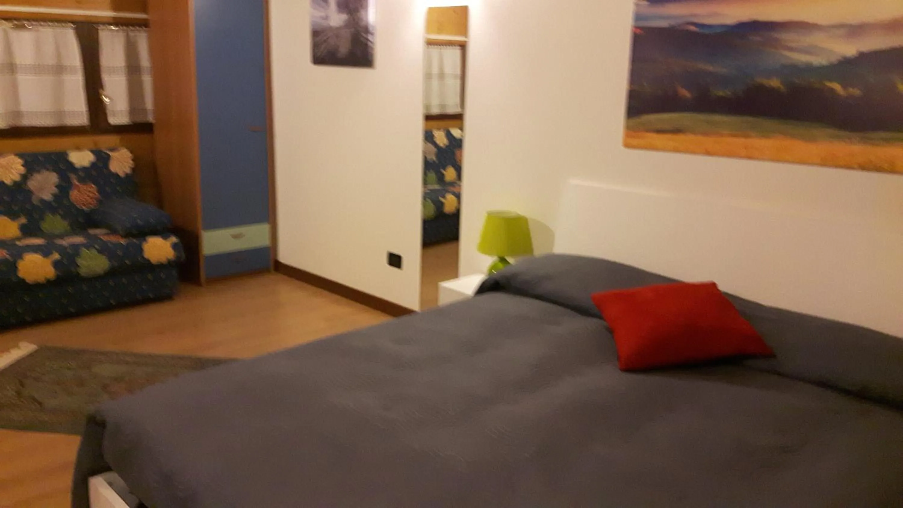 Photo of the whole room in Green Rose