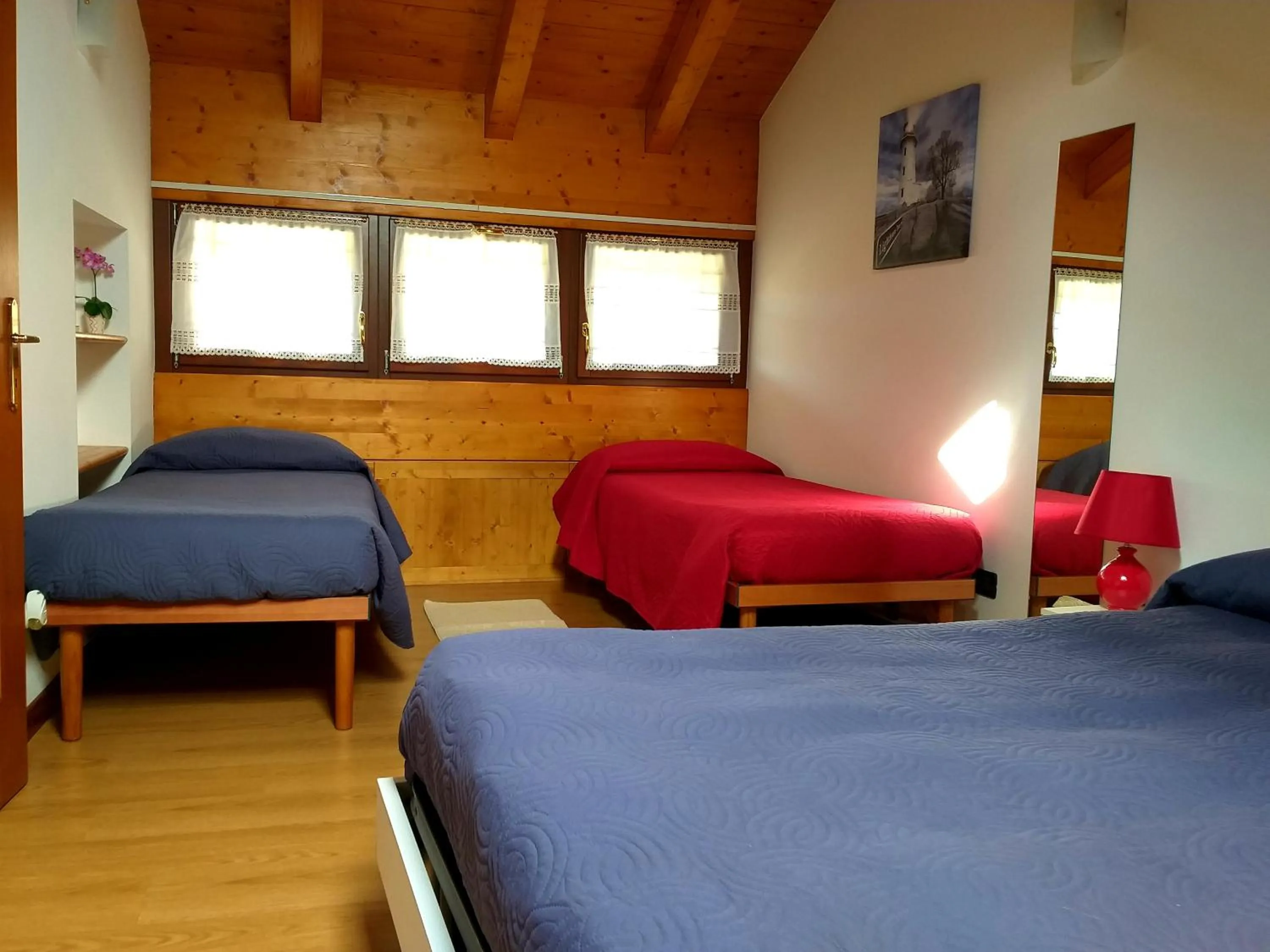 Photo of the whole room in Green Rose