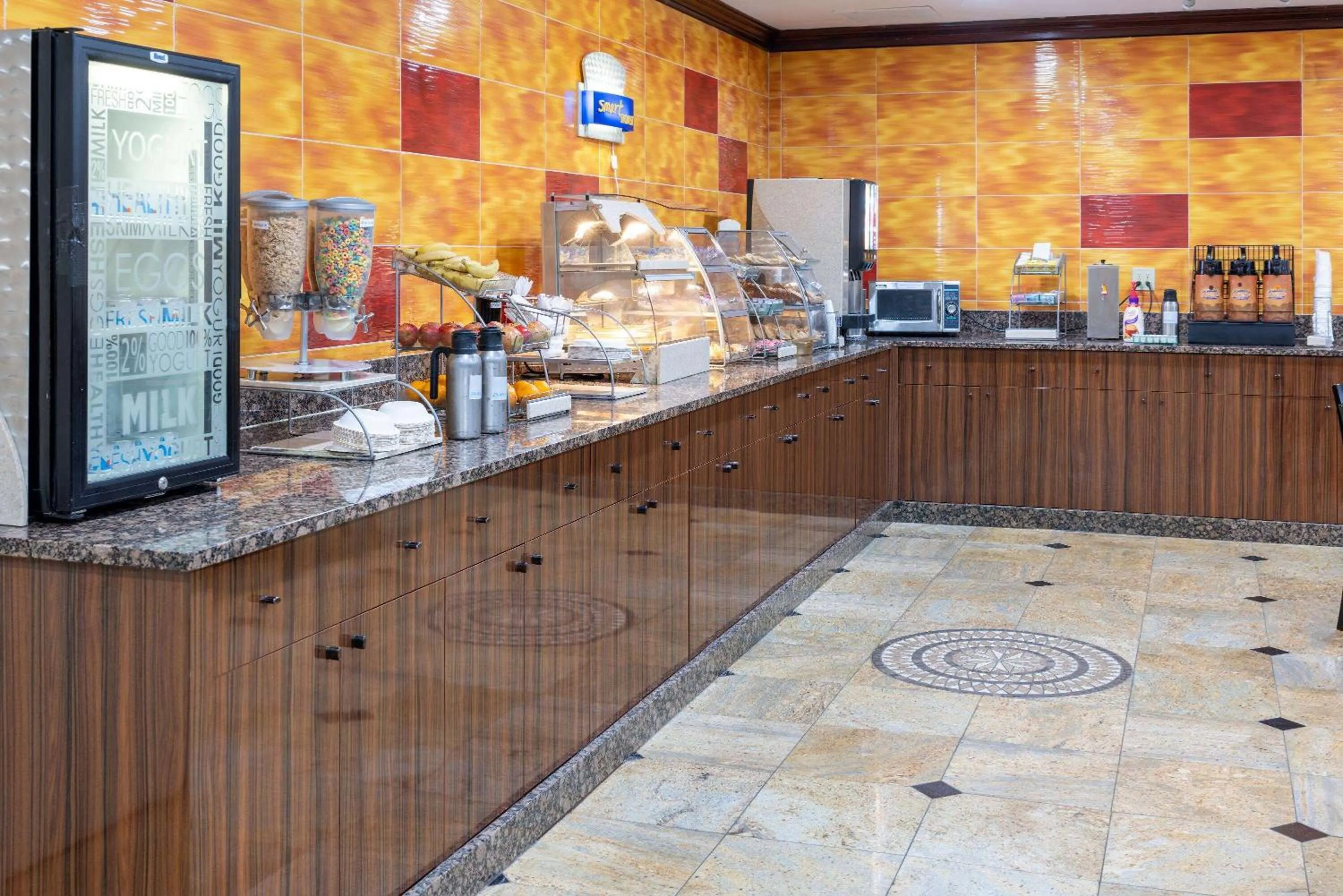 Restaurant/places to eat in Days Hotel by Wyndham North Bergen