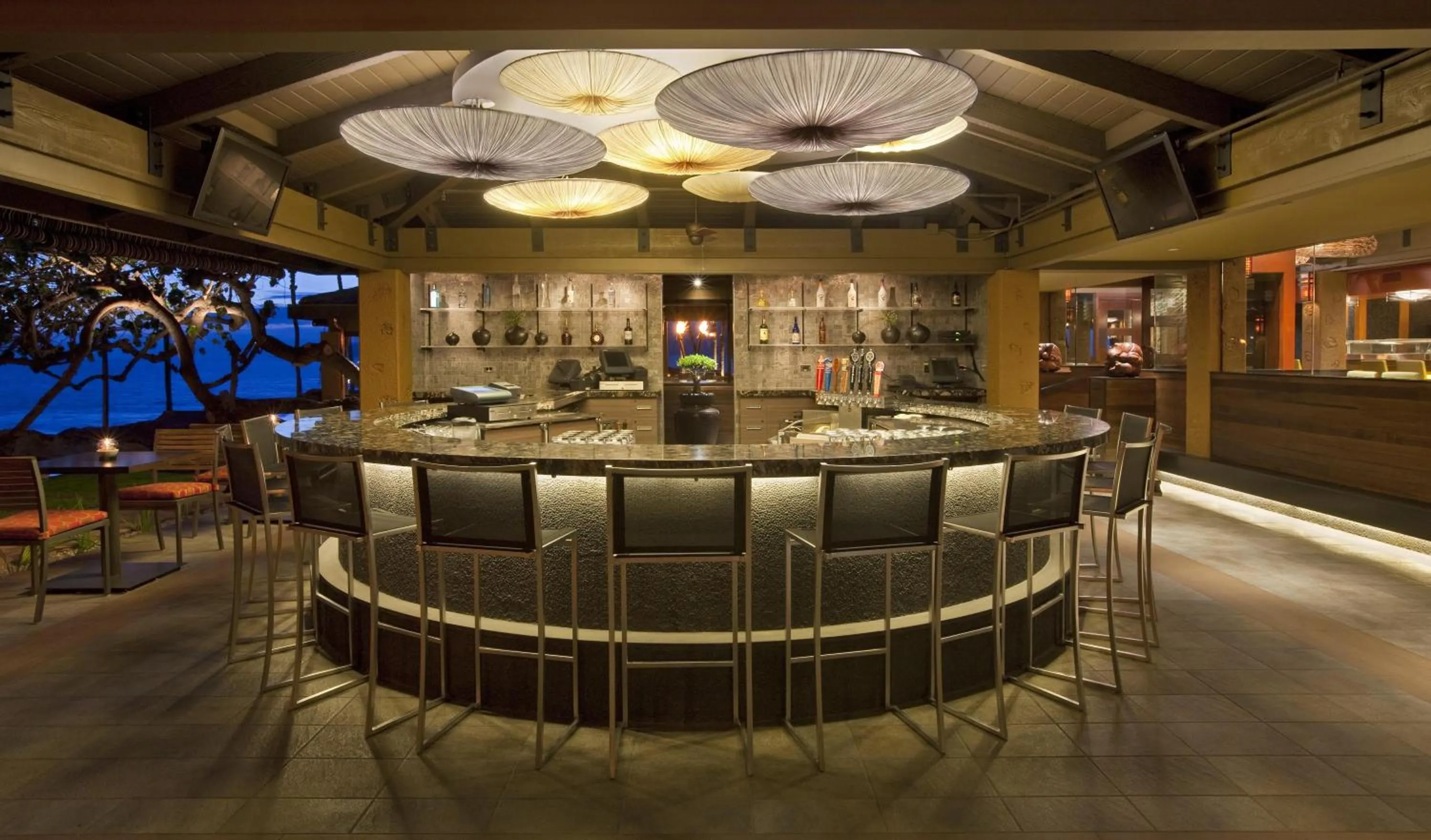 Lounge or bar in Hyatt Regency Maui Resort & Spa