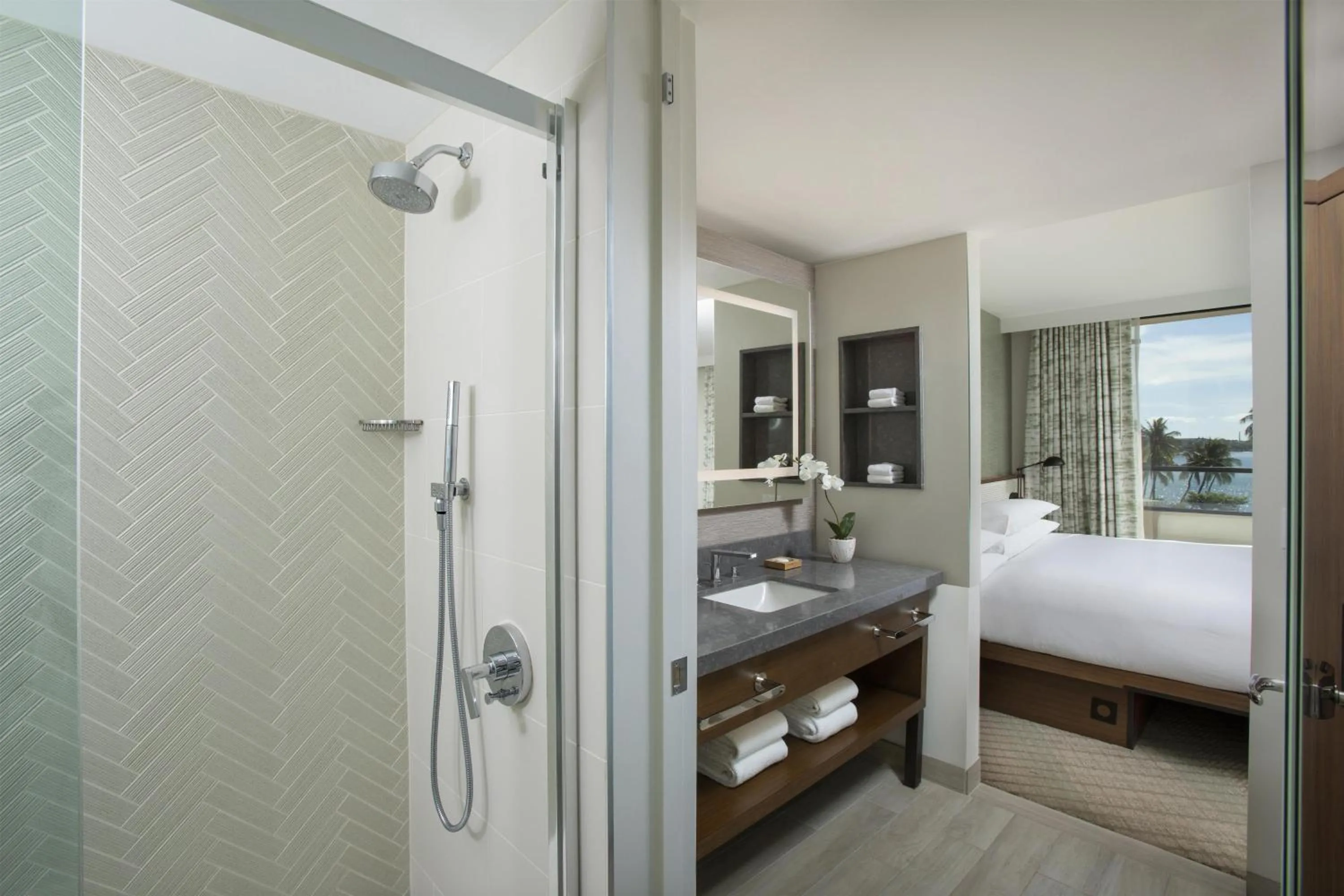 Bedroom, Bed in Hyatt Regency Maui Resort & Spa