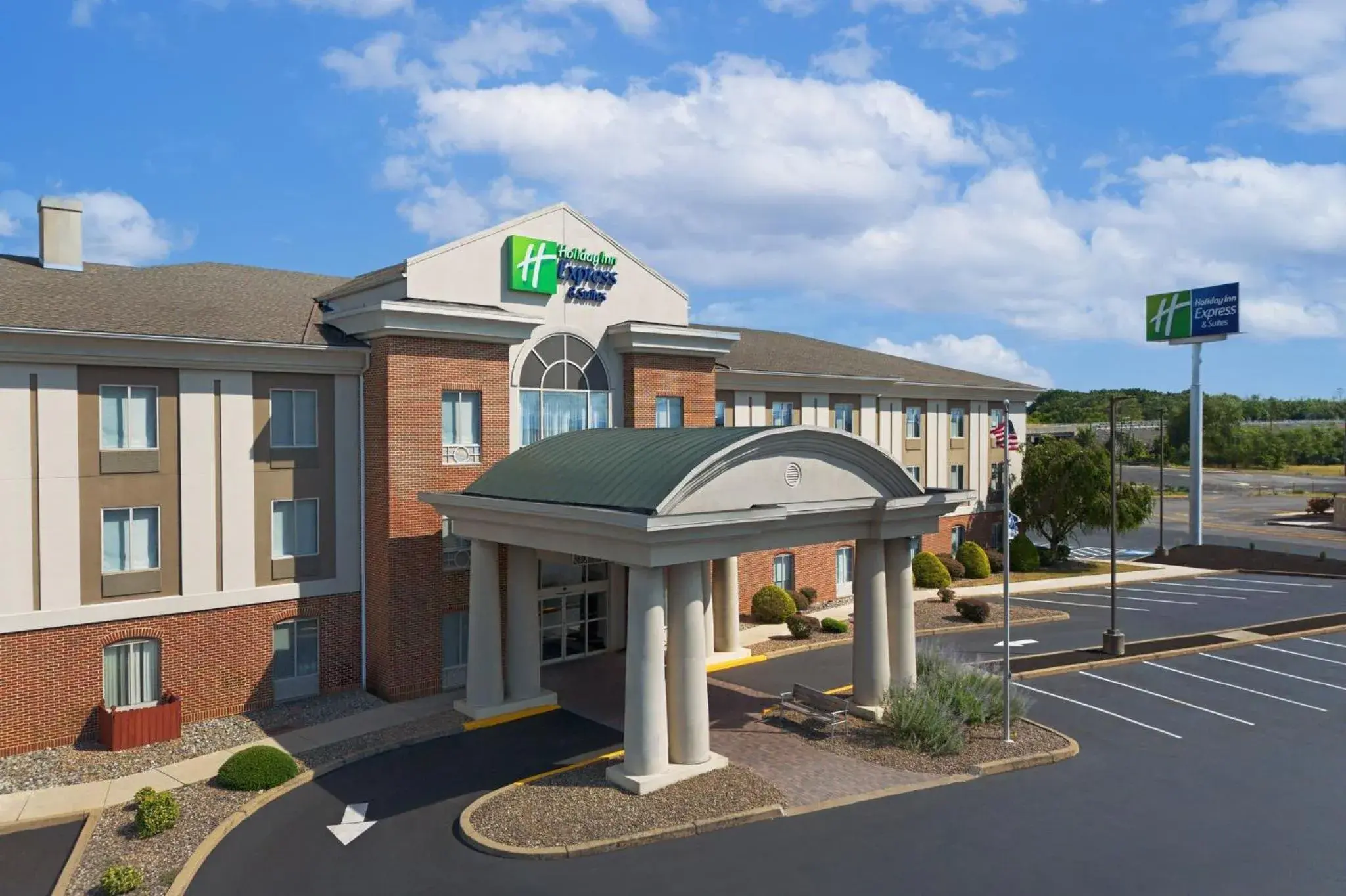 Property building in Holiday Inn Express & Suites by IHG Chambersburg by IHG Property building in Holiday Inn Express & Suites by IHG Chambersburg by IHG
