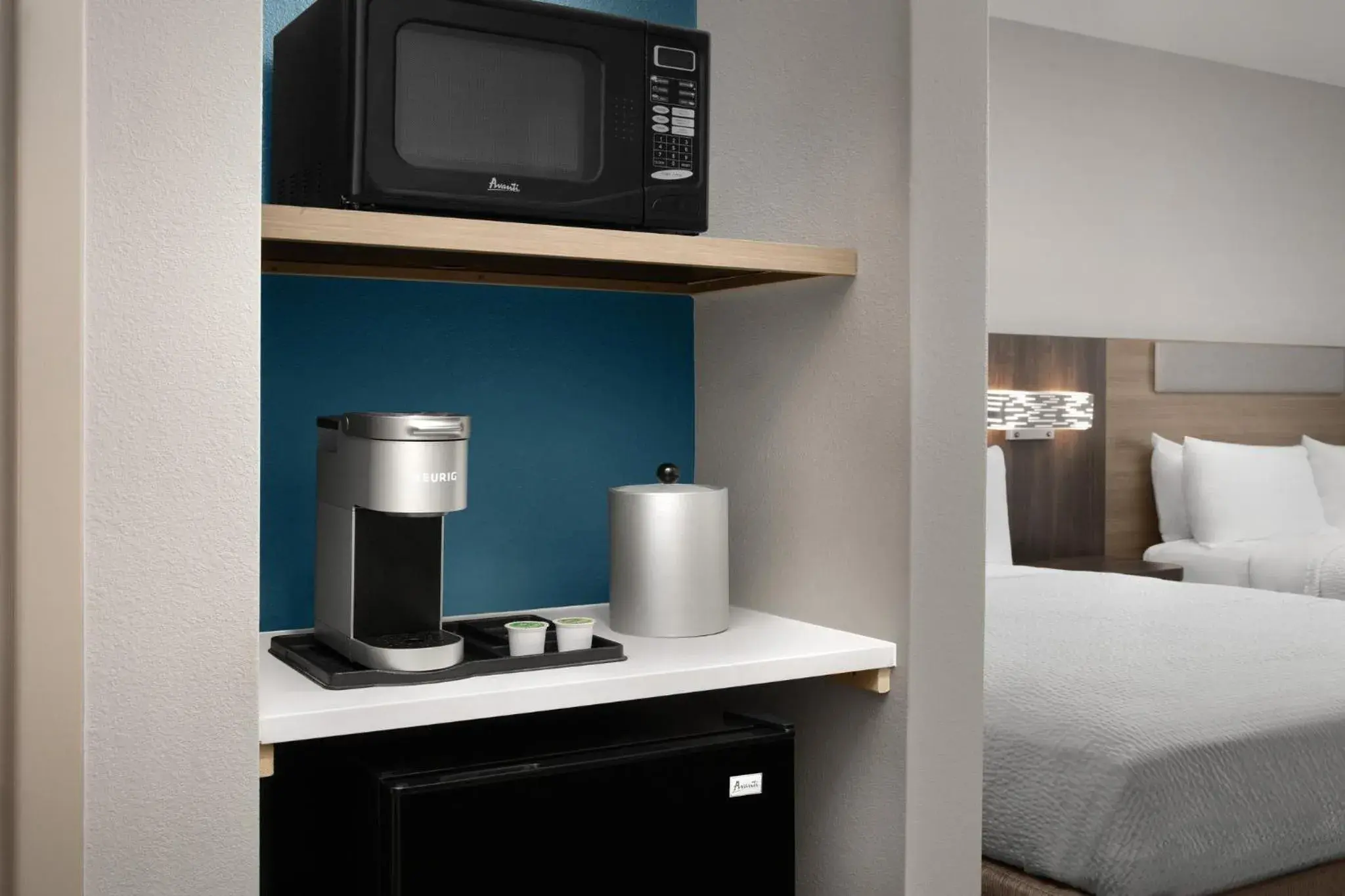 Coffee/tea facilities, Bed in Holiday Inn Express & Suites by IHG Chambersburg by IHG Coffee/tea facilities, Bed in Holiday Inn Express & Suites by IHG Chambersburg by IHG