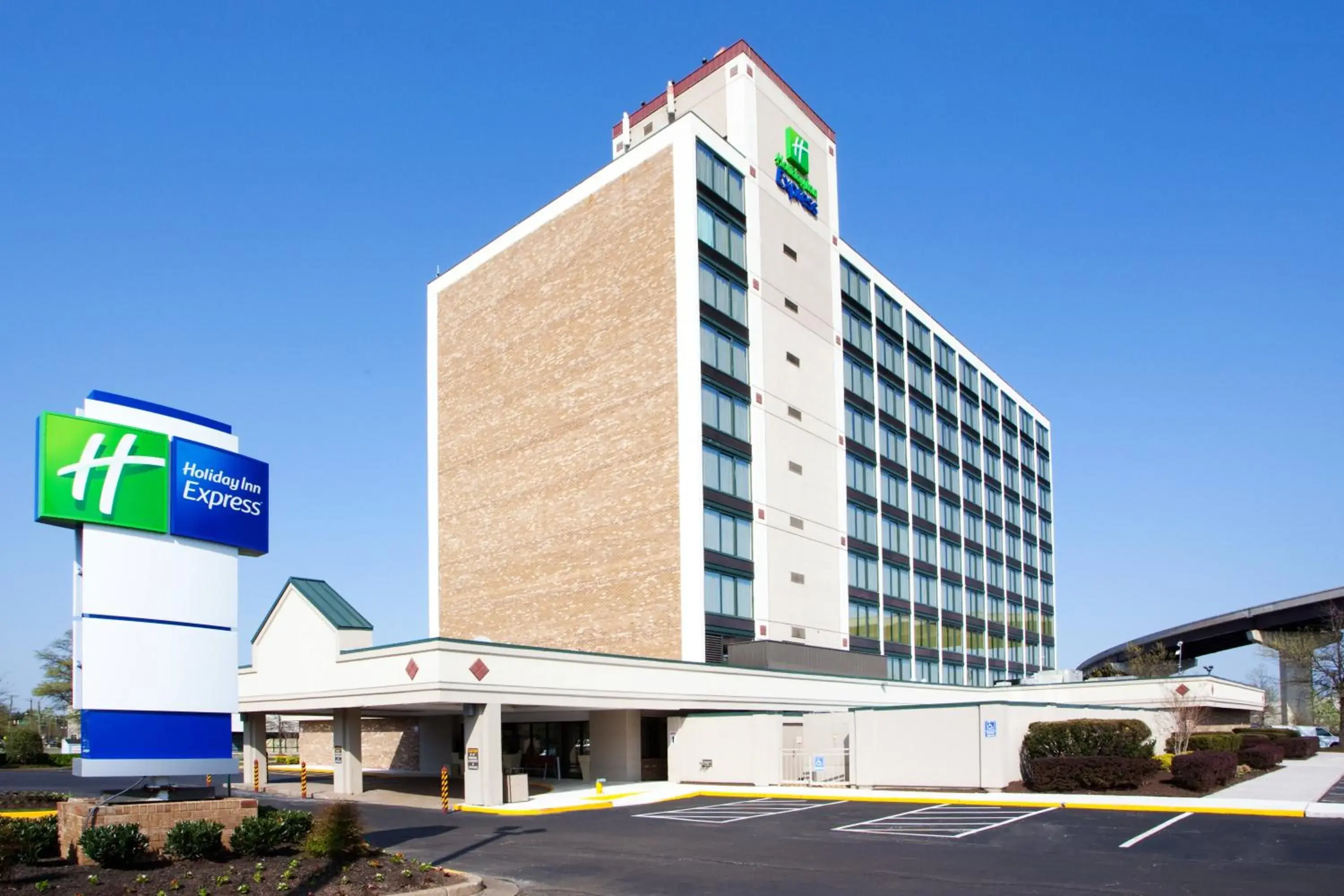 Property building in Holiday Inn Express Washington DC SW - Springfield by IHG Property building in Holiday Inn Express Washington DC SW - Springfield by IHG