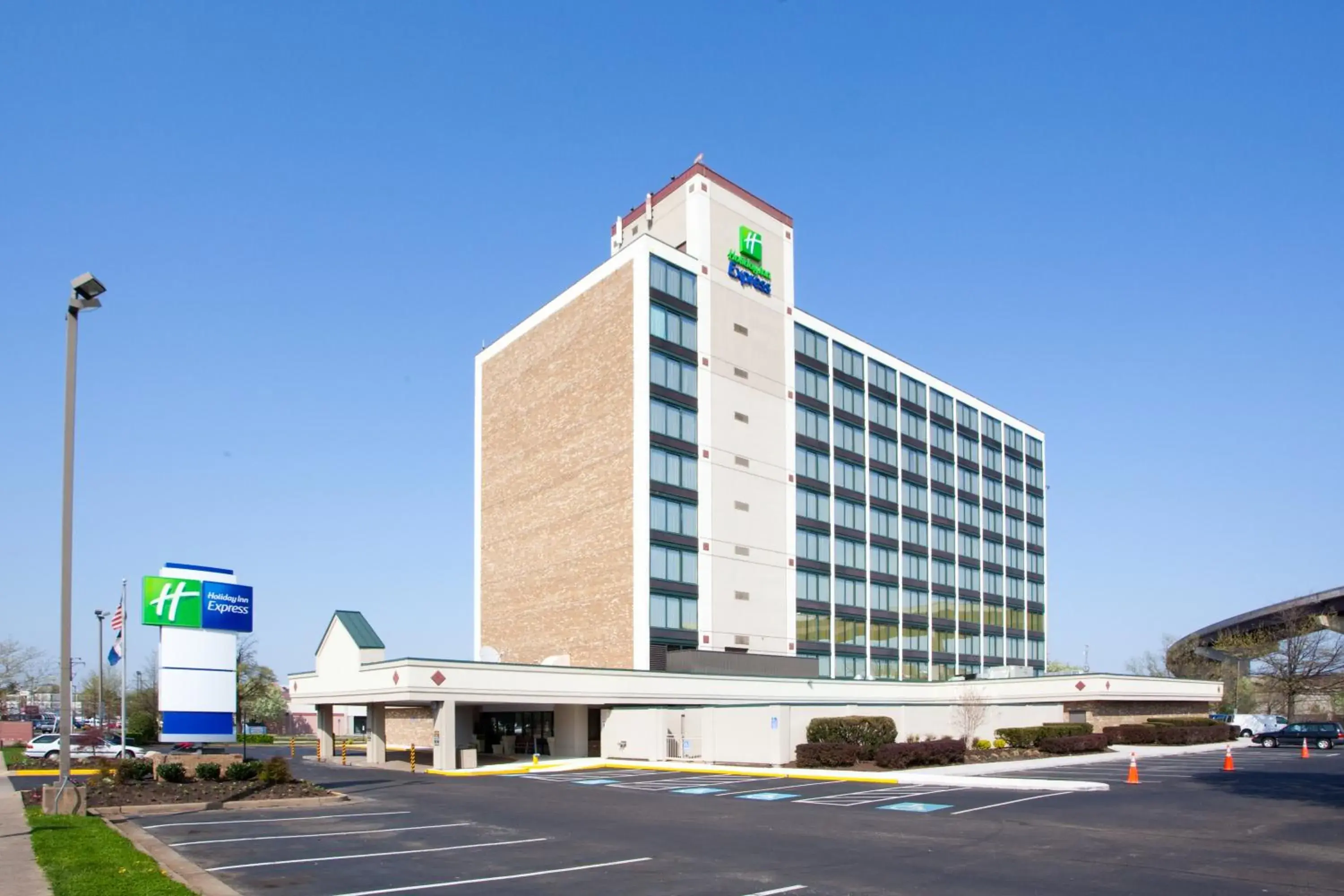 Property building in Holiday Inn Express Washington DC SW - Springfield by IHG Property building in Holiday Inn Express Washington DC SW - Springfield by IHG