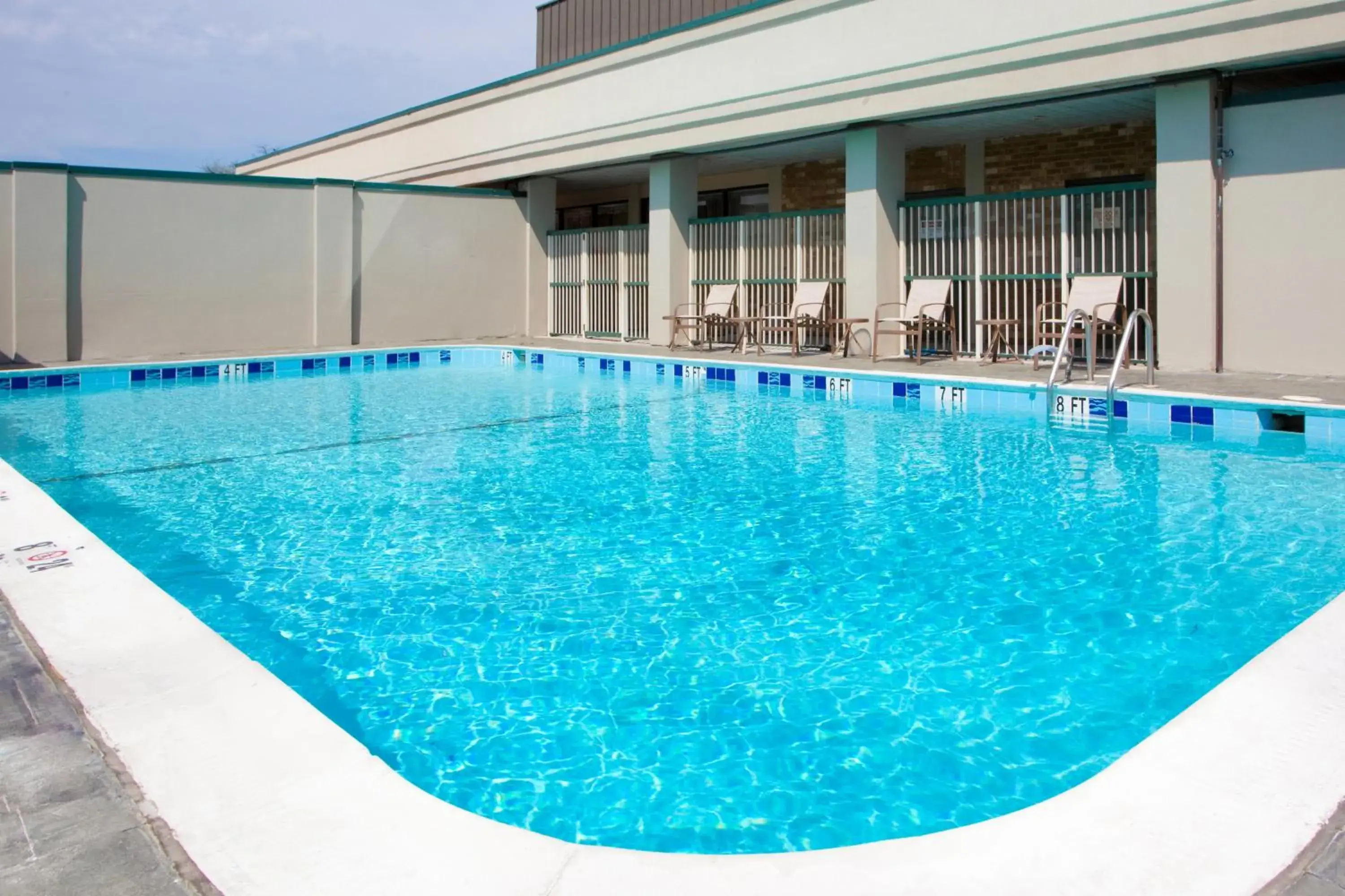 Swimming pool in Holiday Inn Express Washington DC SW - Springfield by IHG Swimming pool in Holiday Inn Express Washington DC SW - Springfield by IHG