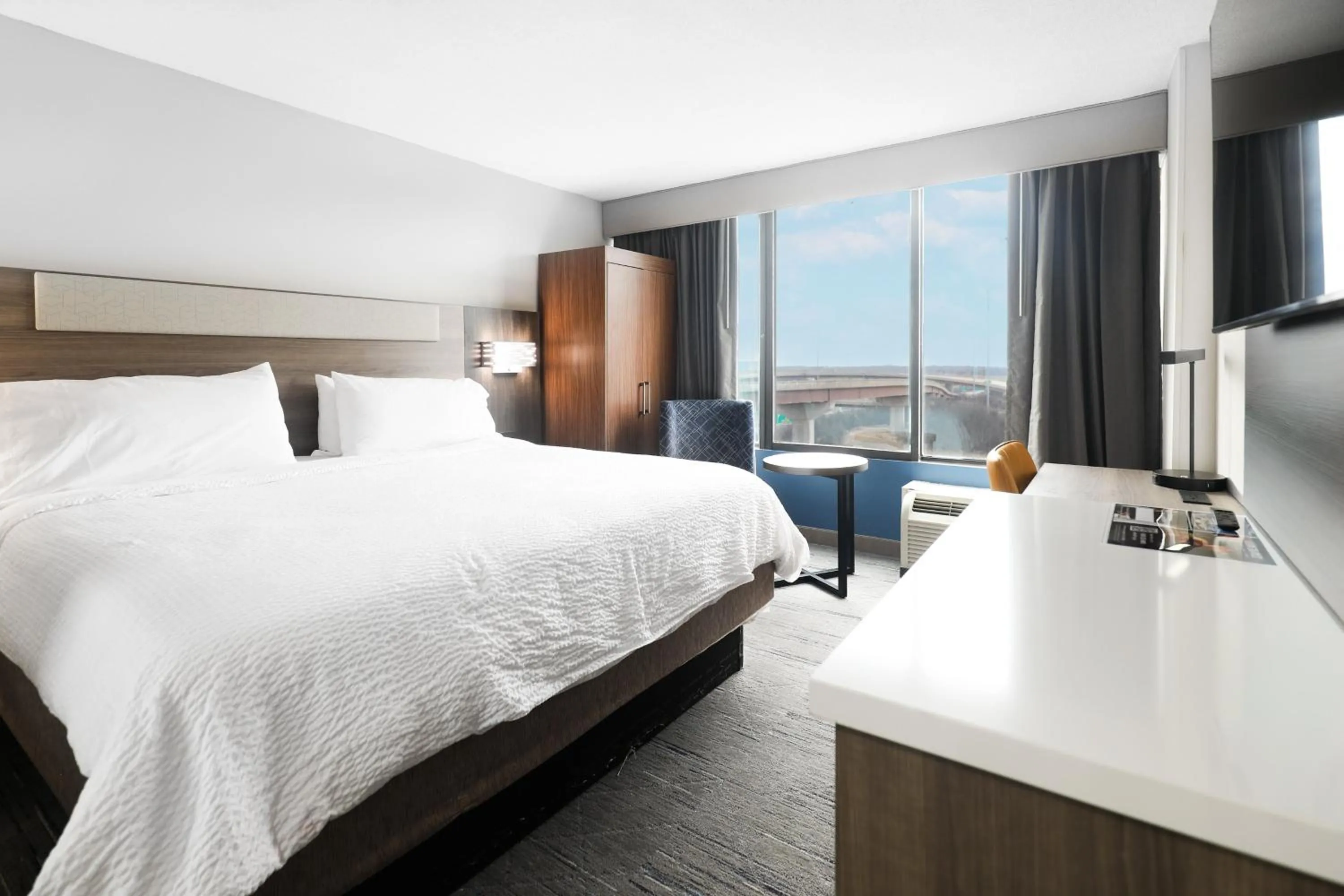 Photo of the whole room, Bed in Holiday Inn Express Washington DC SW - Springfield by IHG