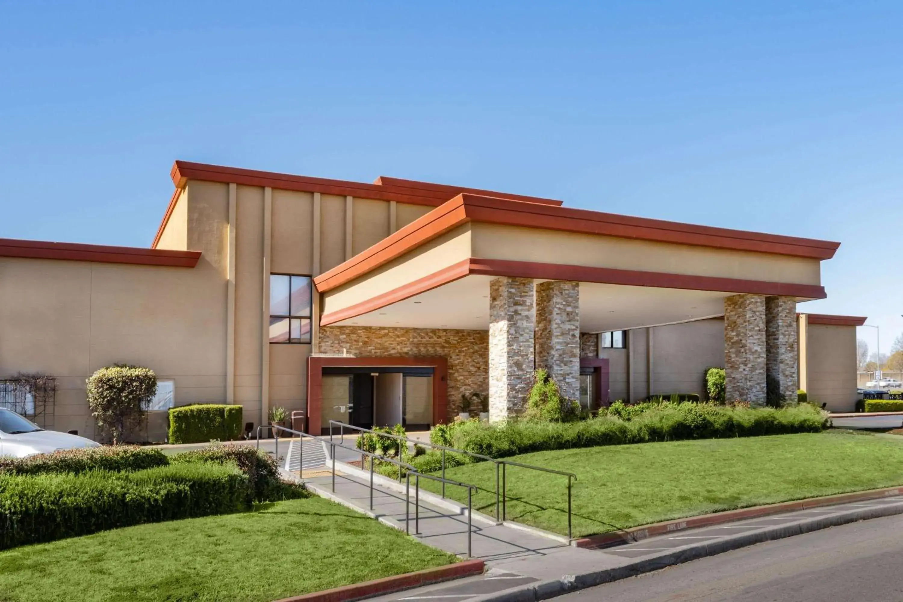 Property building in Wyndham Sacramento Property building in Wyndham Sacramento