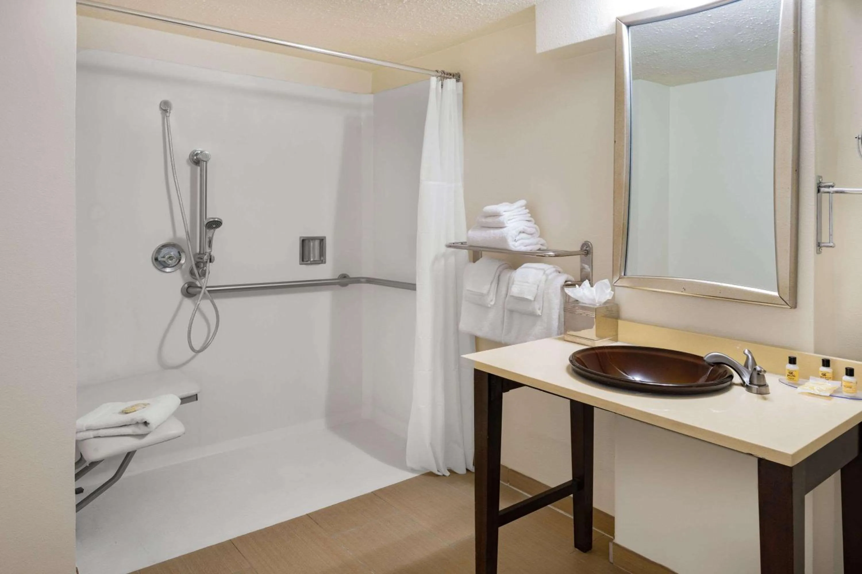 Shower in Wyndham Sacramento