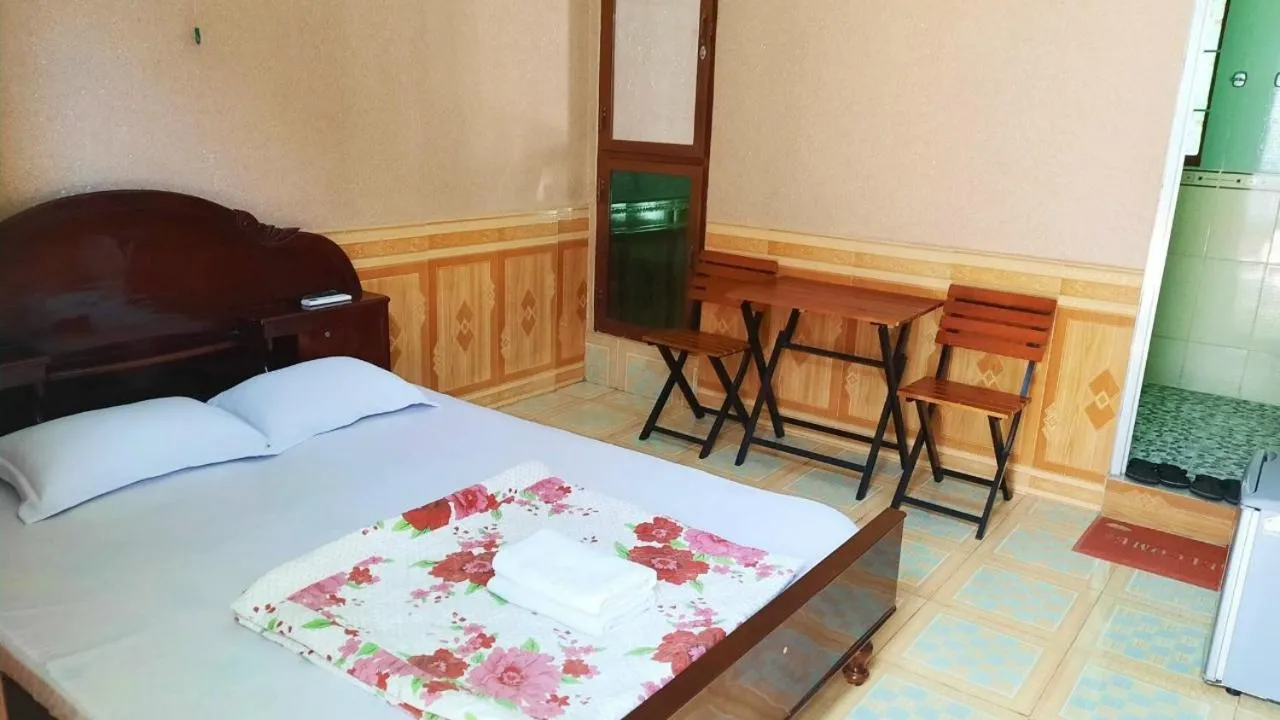 Bed in Gia Long Motel