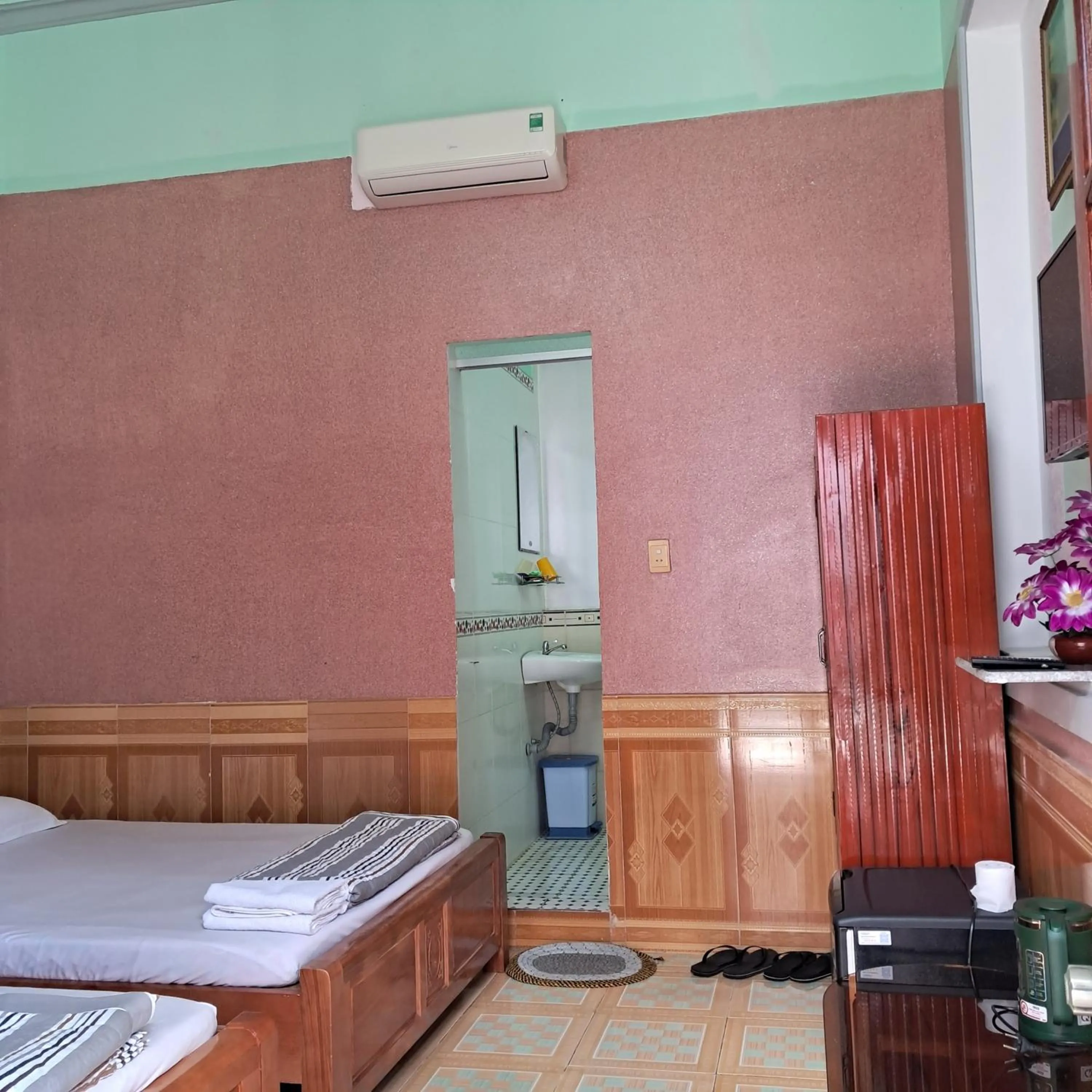 Bed in Gia Long Motel
