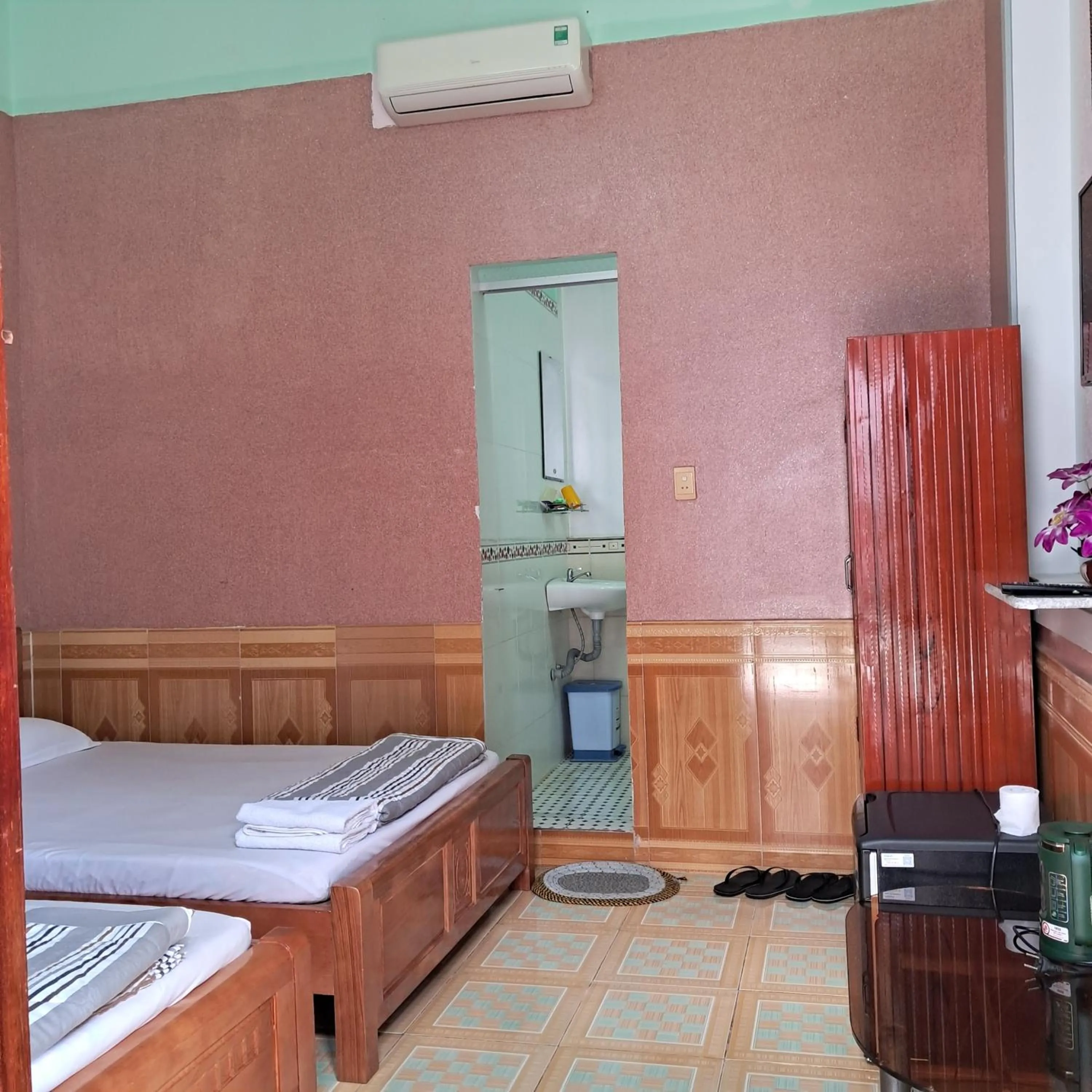 Bed in Gia Long Motel