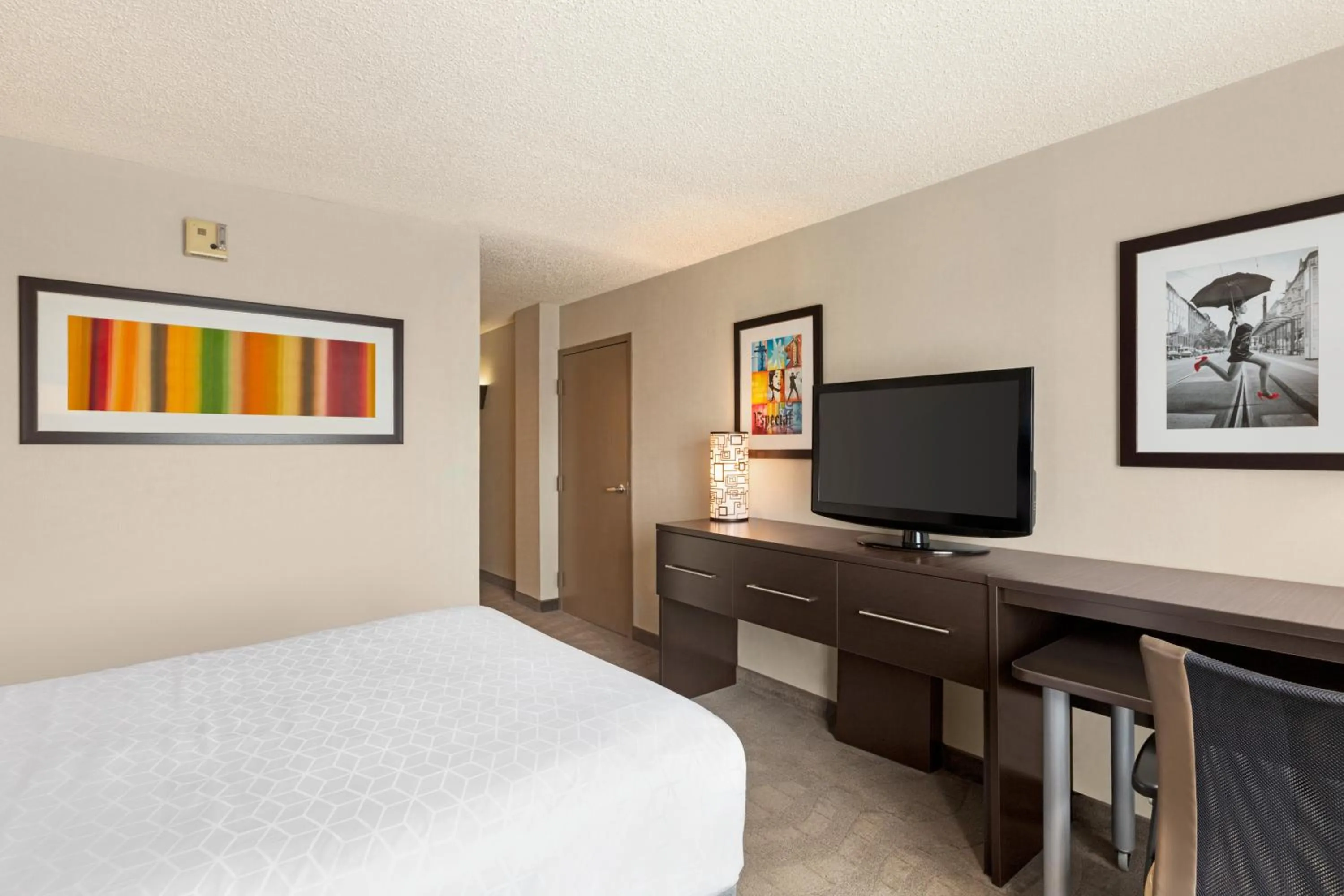 Bed in Holiday Inn Boston - Cambridge Area by IHG