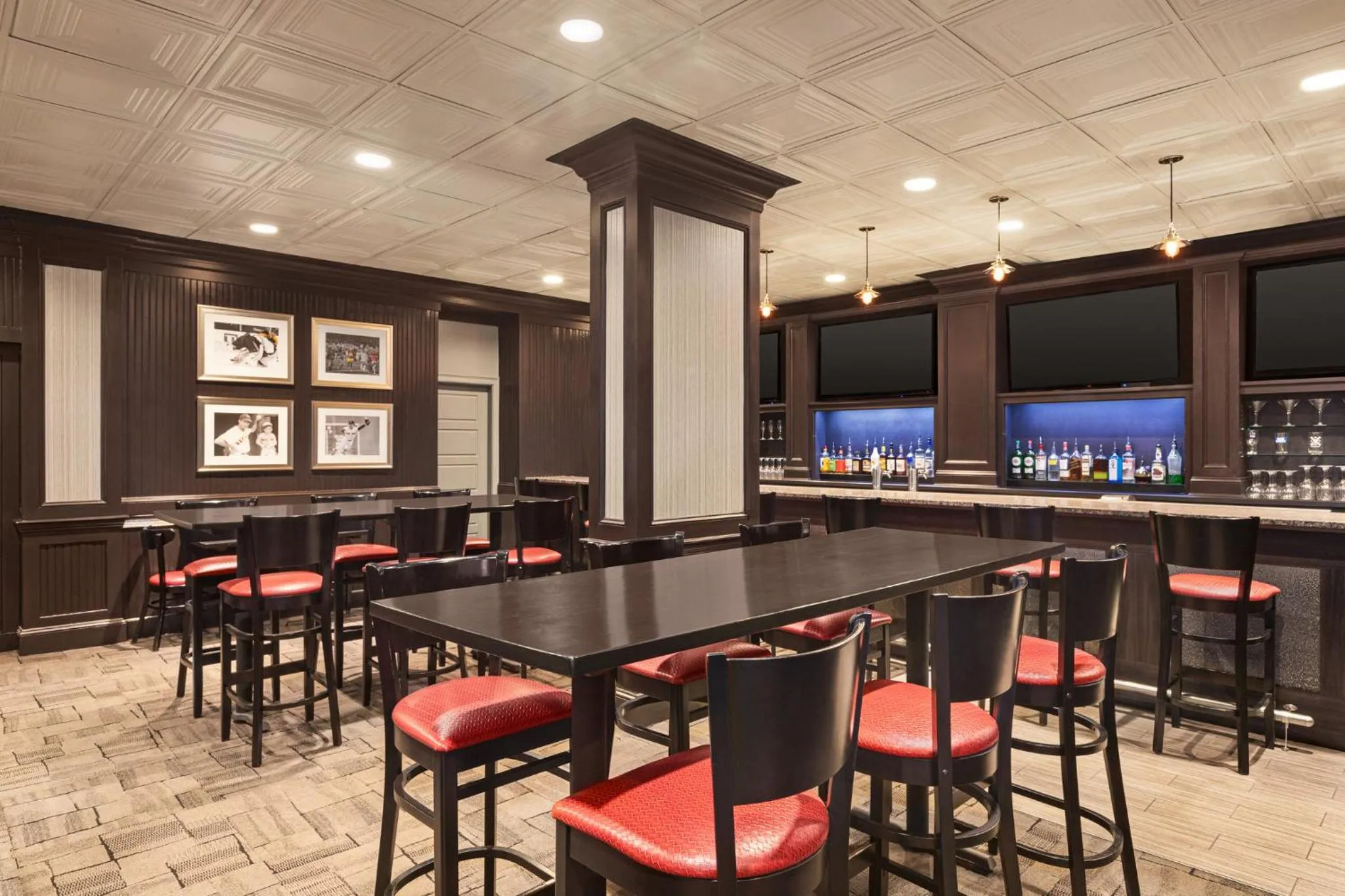 Lounge or bar in Holiday Inn Boston - Cambridge Area by IHG