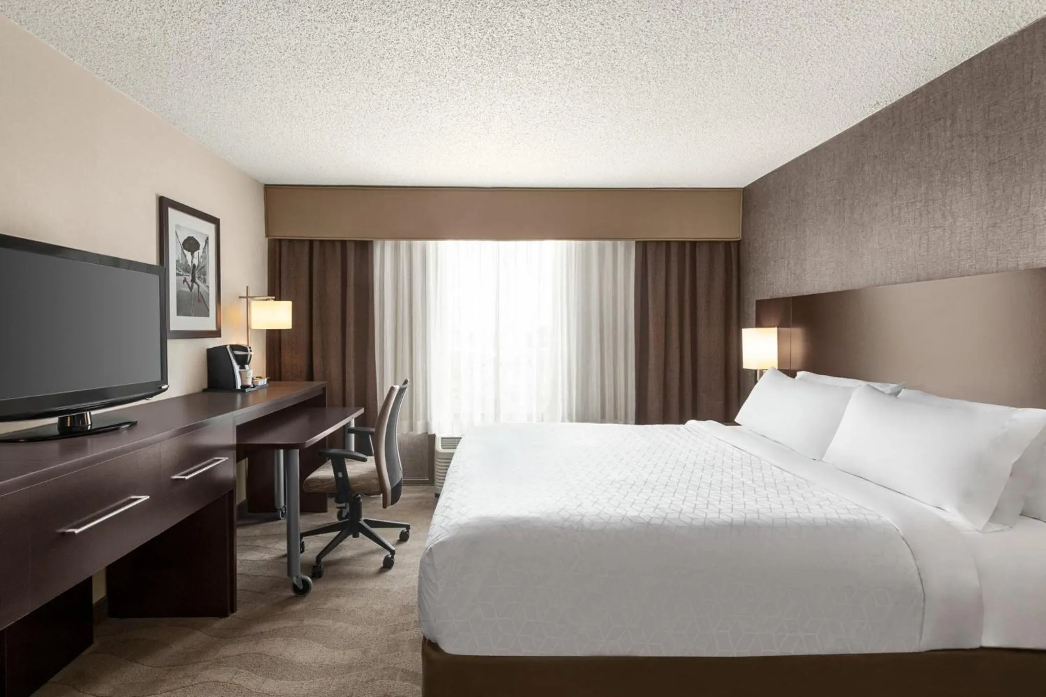 Photo of the whole room, Bed in Holiday Inn Boston - Cambridge Area by IHG