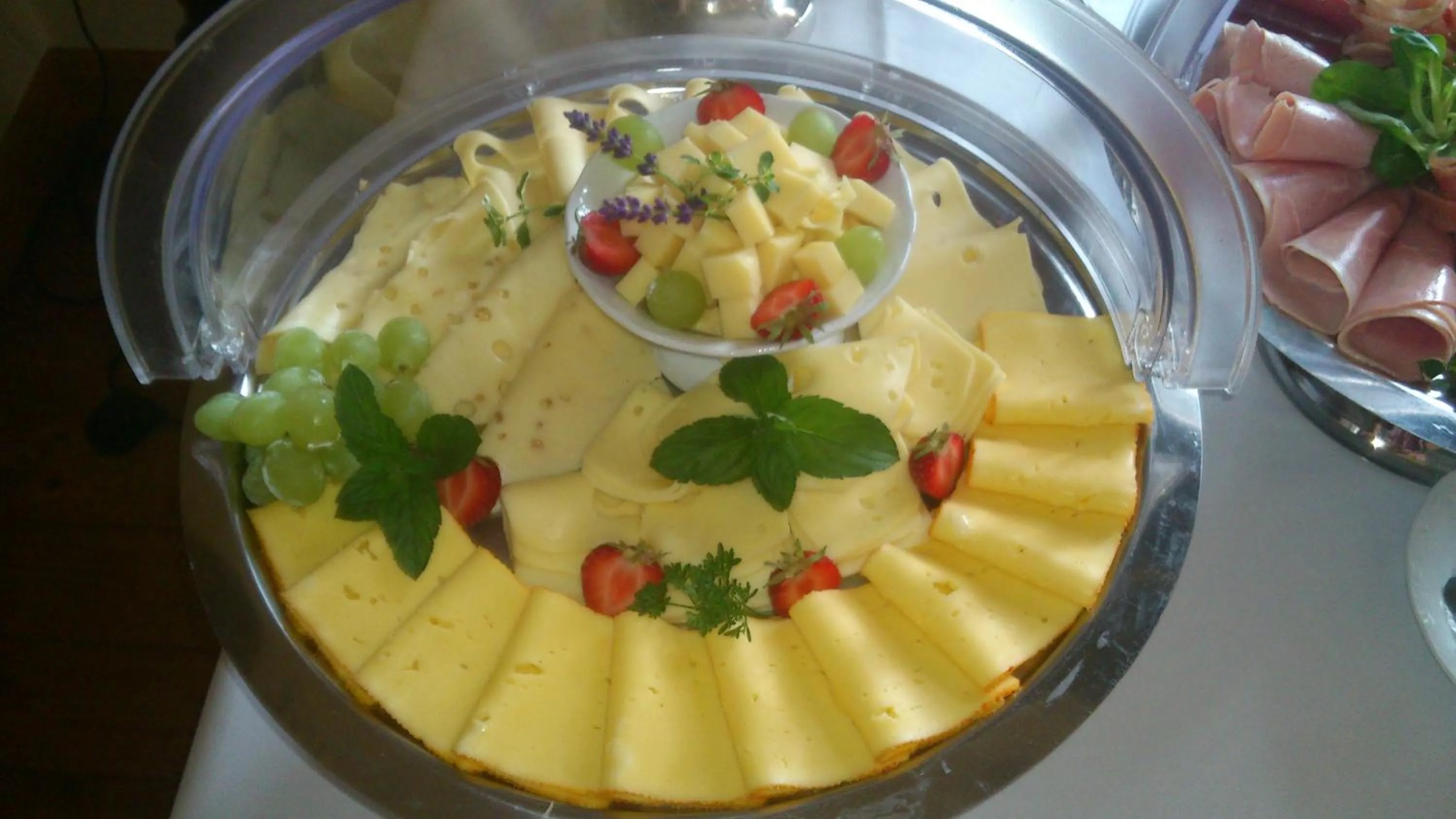 Buffet breakfast in Villa Vier Jahreszeiten