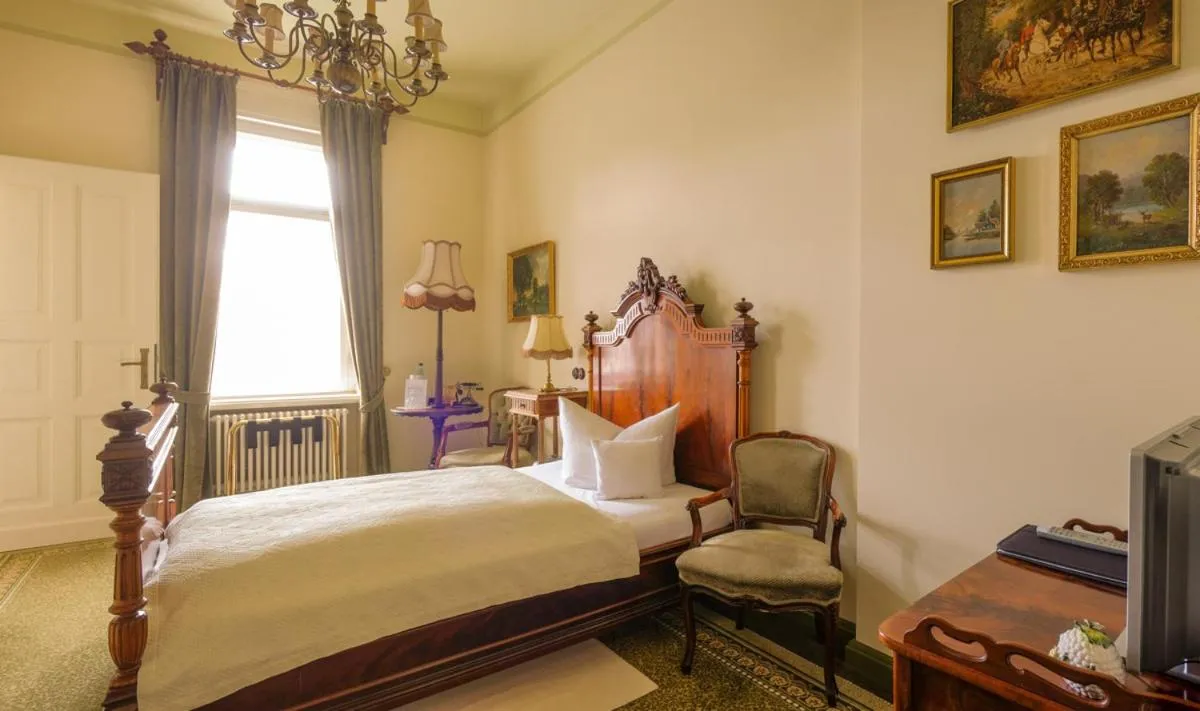 Photo of the whole room, Bed in Villa Vier Jahreszeiten