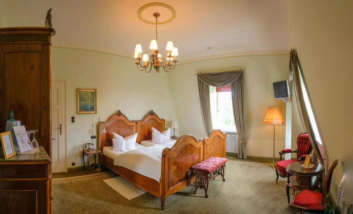 Photo of the whole room, Bed in Villa Vier Jahreszeiten