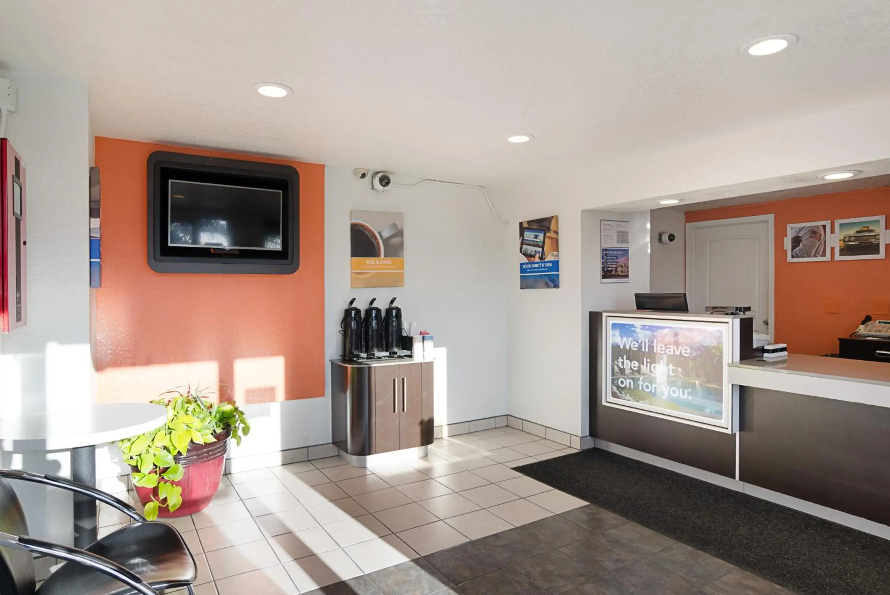 Lobby or reception, TV/Entertainment Center in Motel 6- Denver, CO Downtown