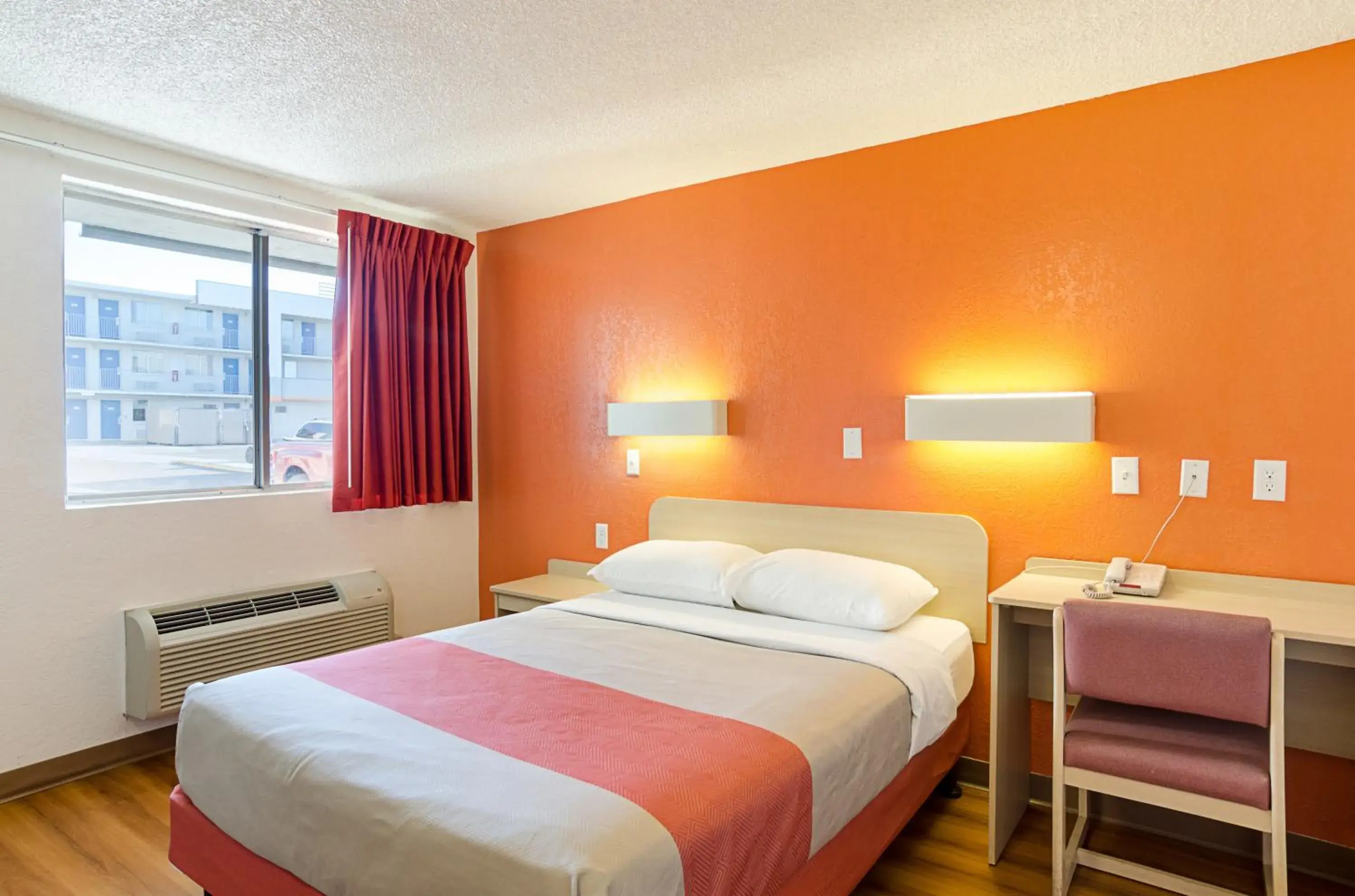 Bedroom, Bed in Motel 6- Denver, CO Downtown
