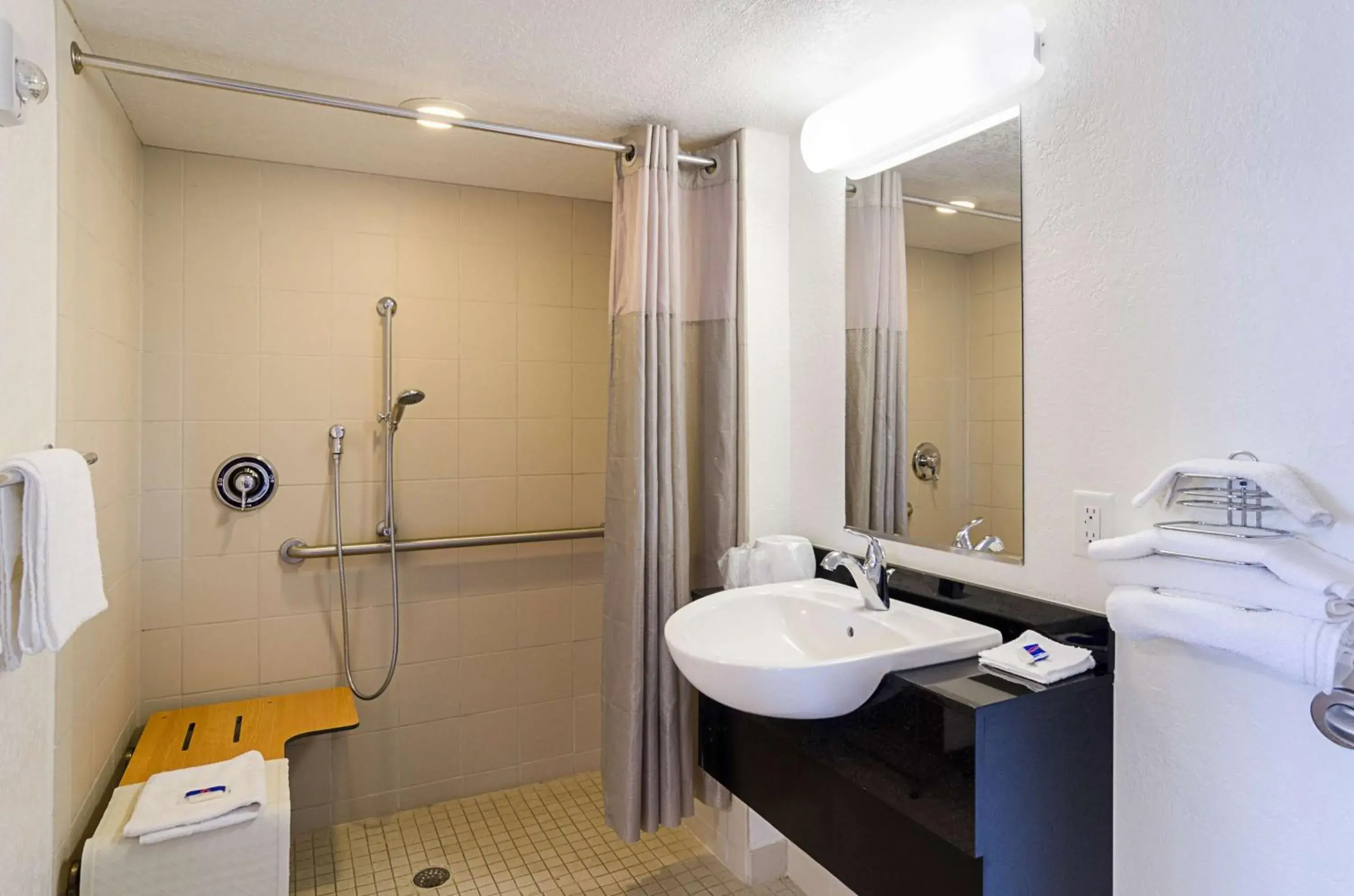 Shower, Bathroom in Motel 6- Denver, CO Downtown