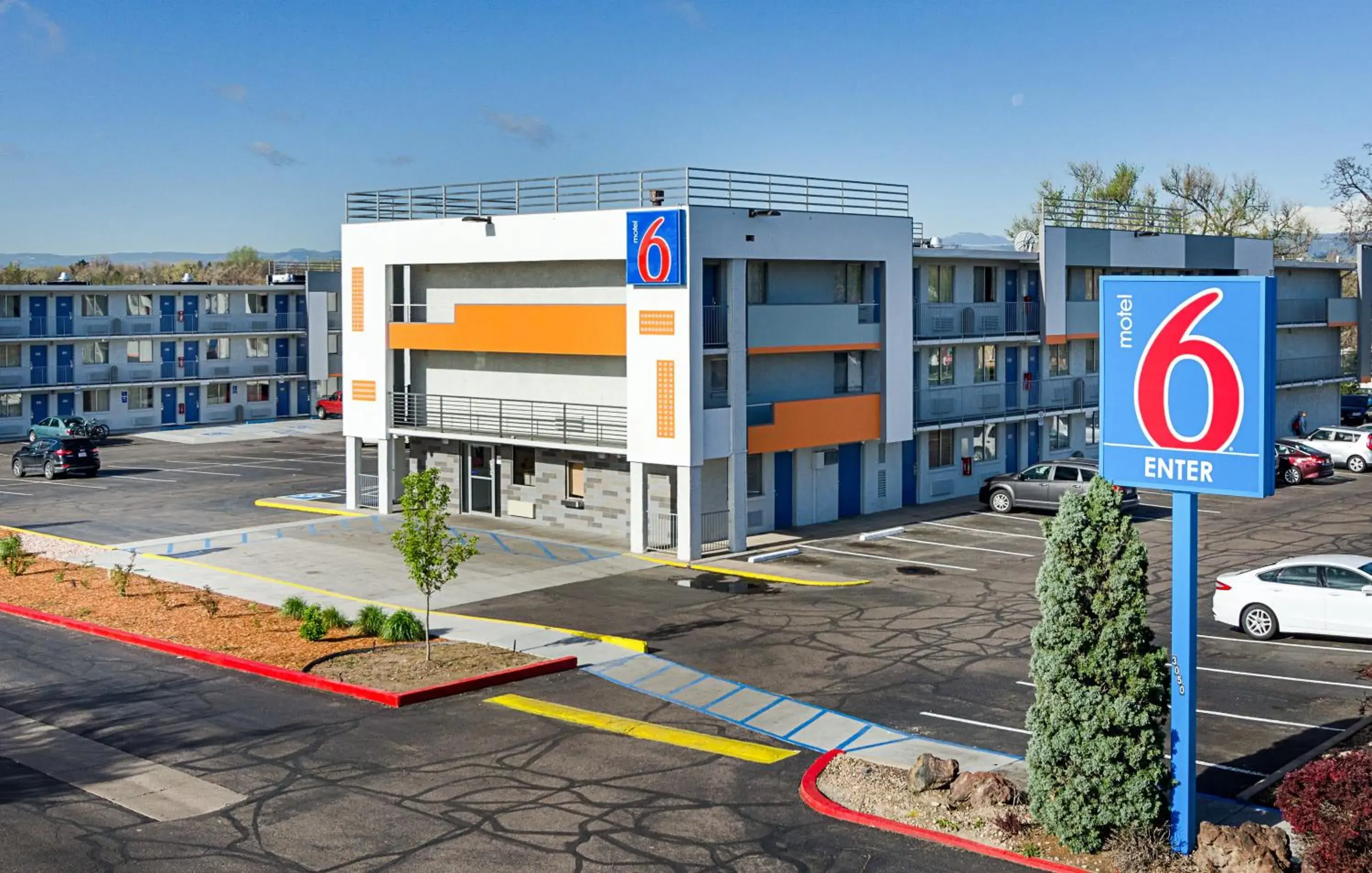 Facade/entrance, Property Building in Motel 6- Denver, CO Downtown