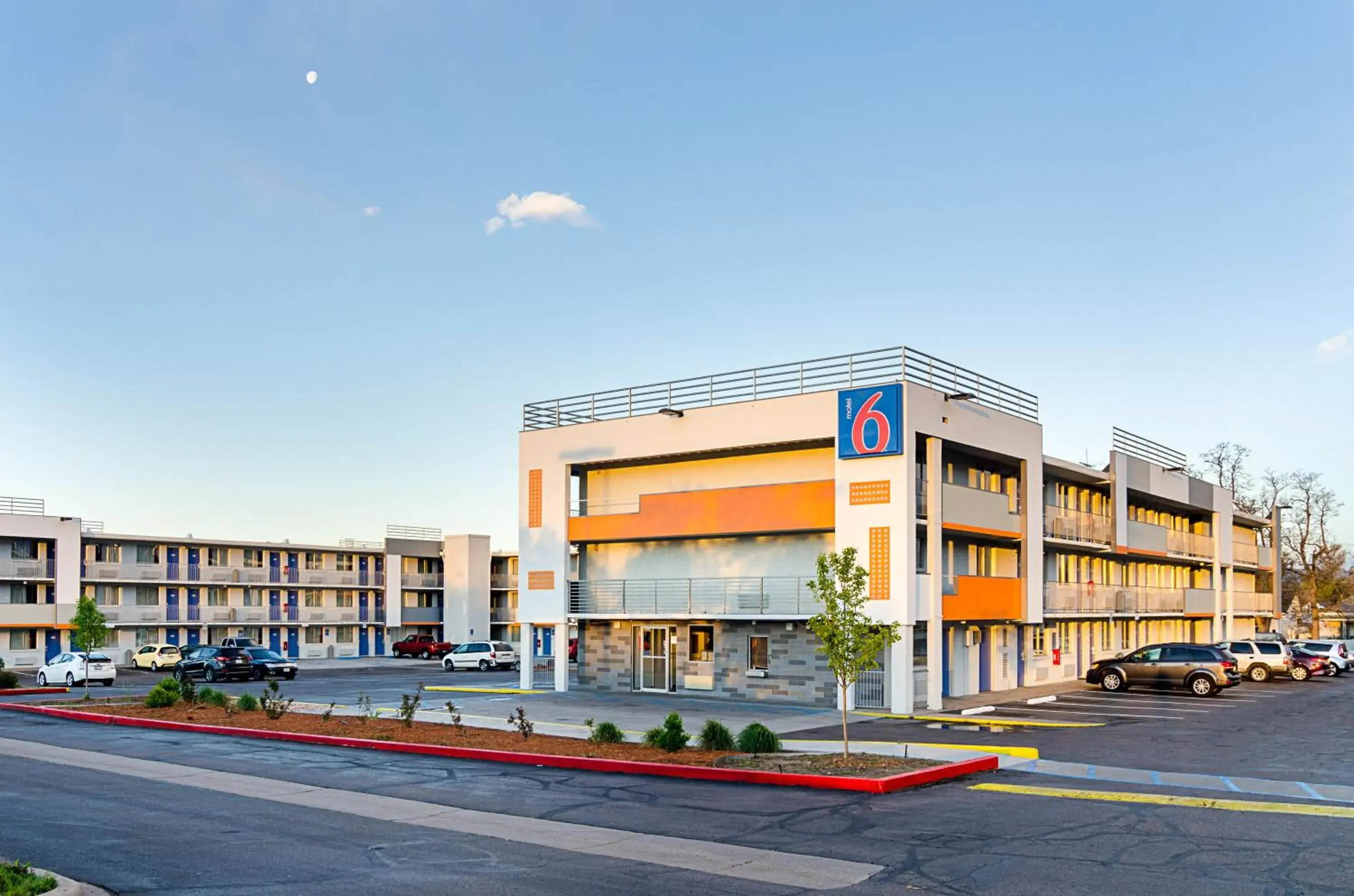 Facade/entrance, Property Building in Motel 6- Denver, CO Downtown