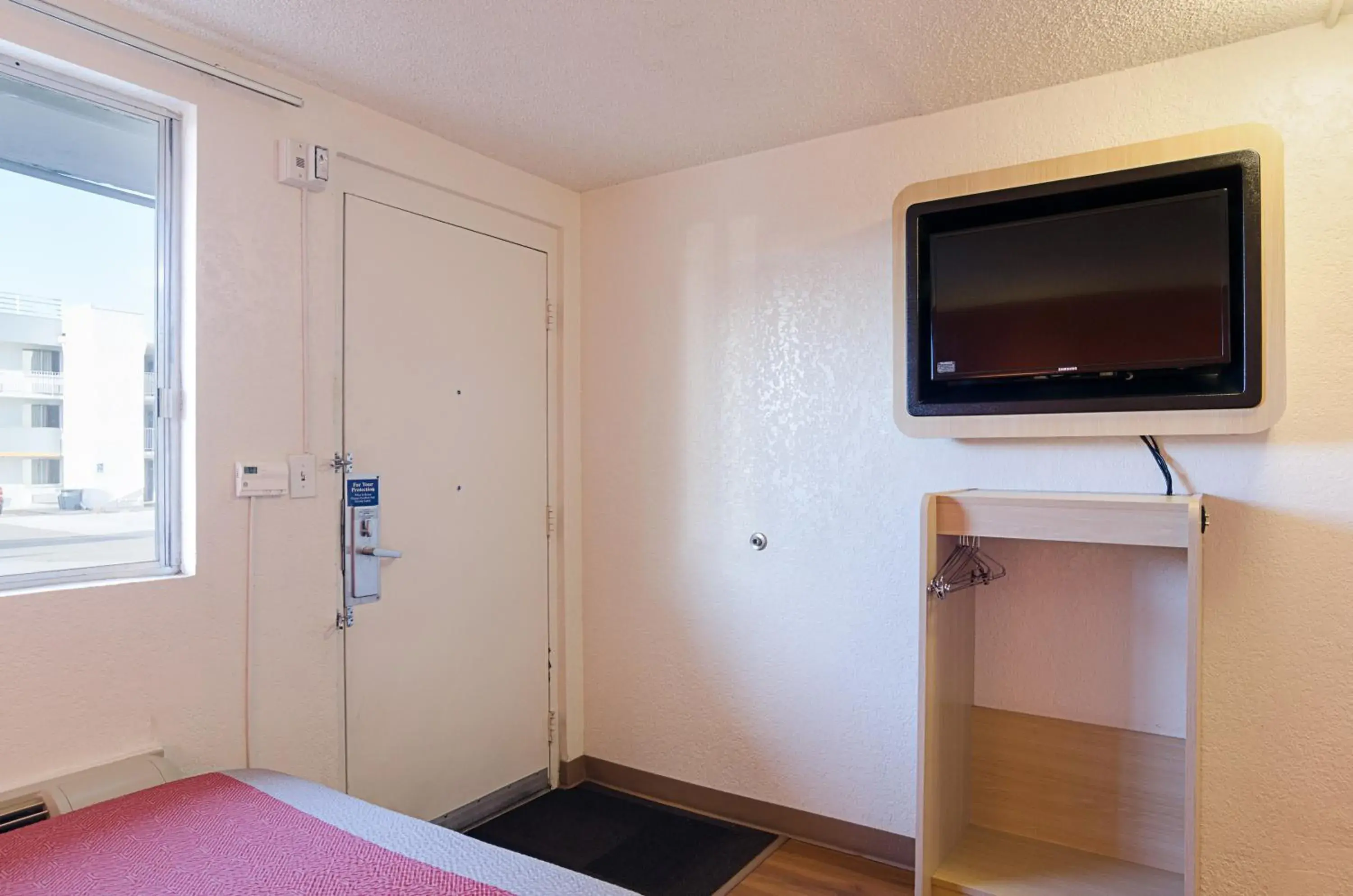 Bedroom, TV/Entertainment Center in Motel 6- Denver, CO Downtown