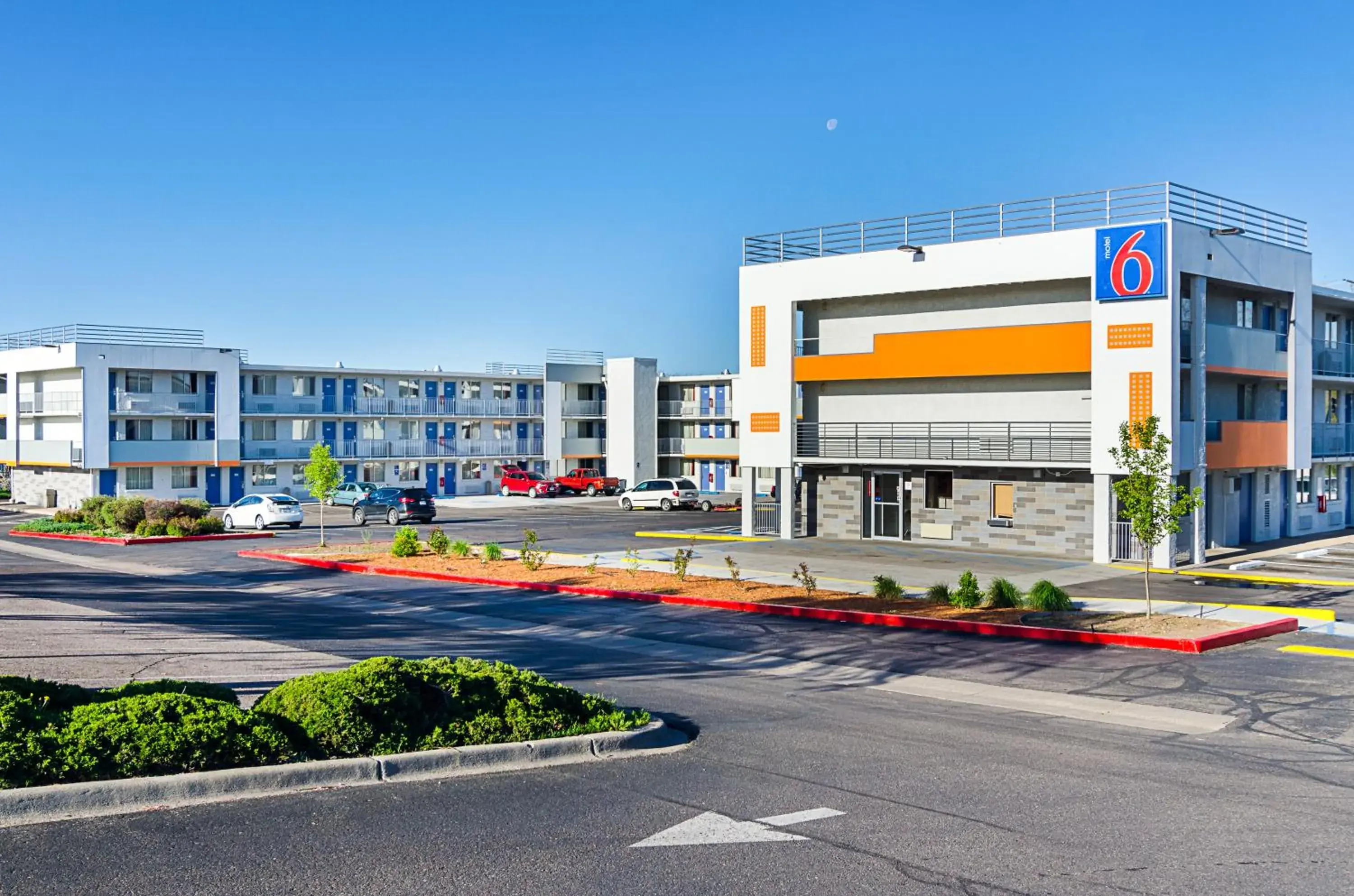 Facade/entrance, Property Building in Motel 6- Denver, CO Downtown