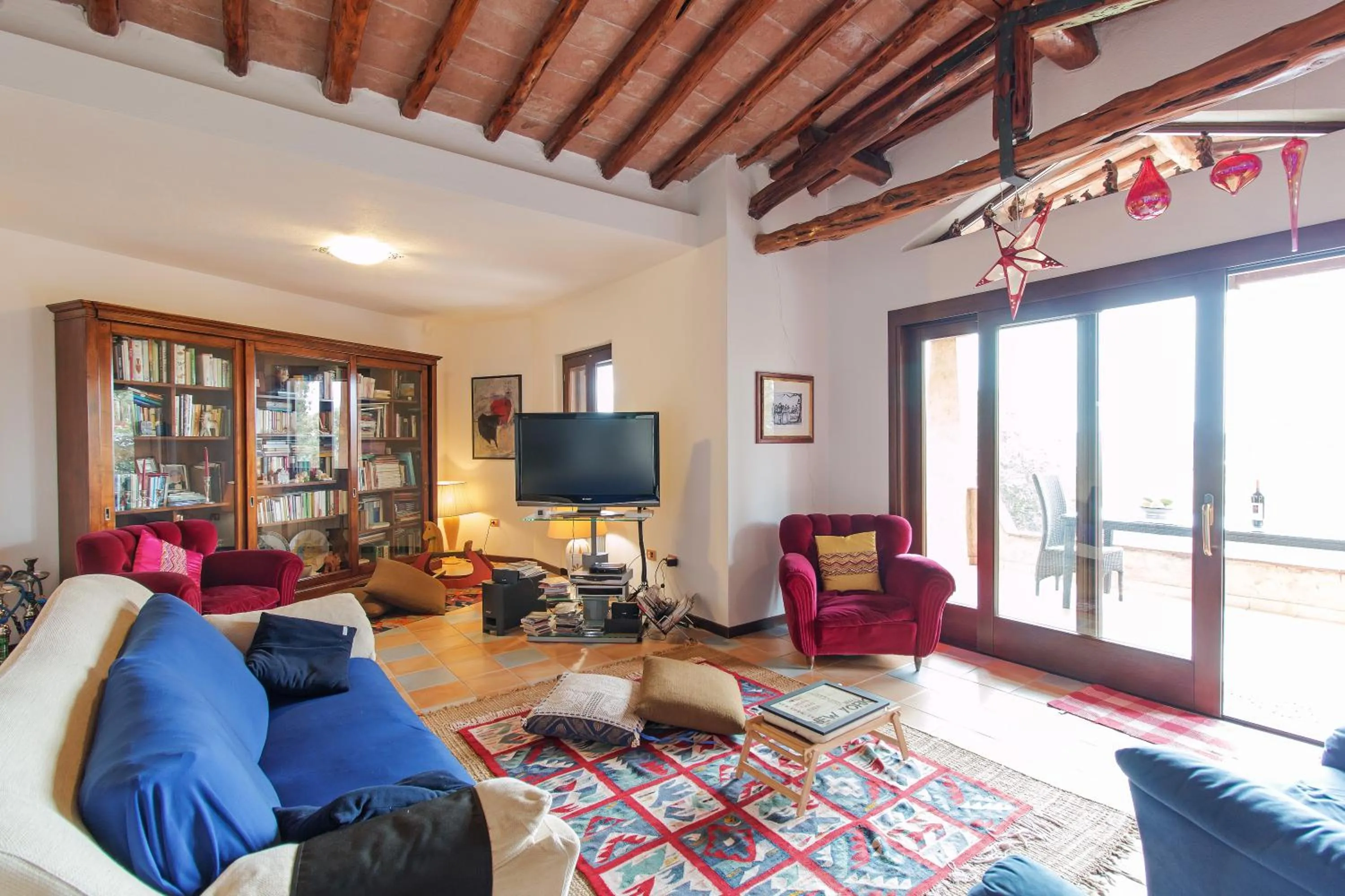 Communal lounge/ TV room in Suite cucinino, bagno, ingresso indipendente in" Villa VìVì"