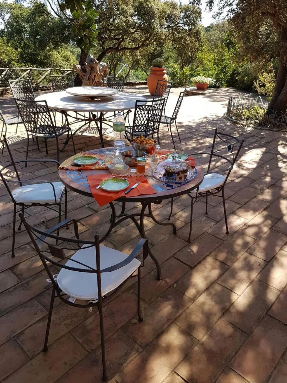 Patio in Suite cucinino, bagno, ingresso indipendente in" Villa VìVì"