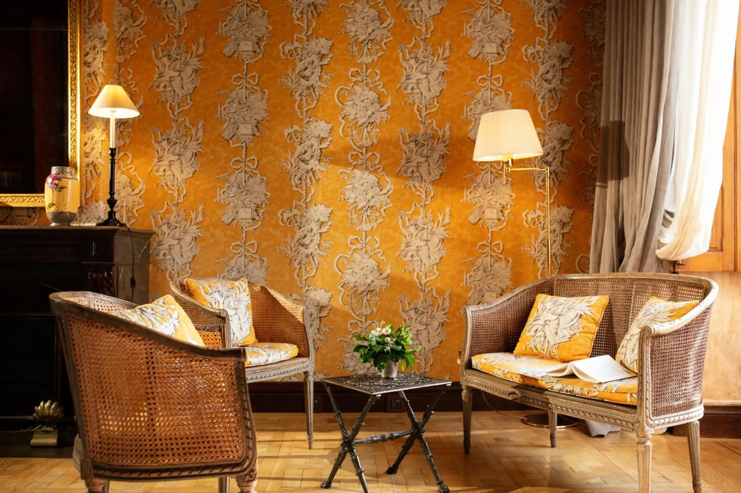 Seating area in Les Pyrénées - le Grand Hôtel & le Château