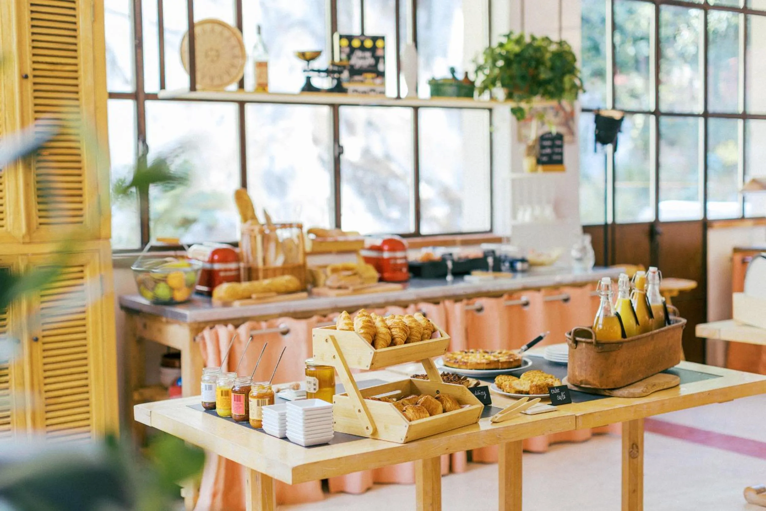 Breakfast in Les Pyrénées - le Grand Hôtel & le Château