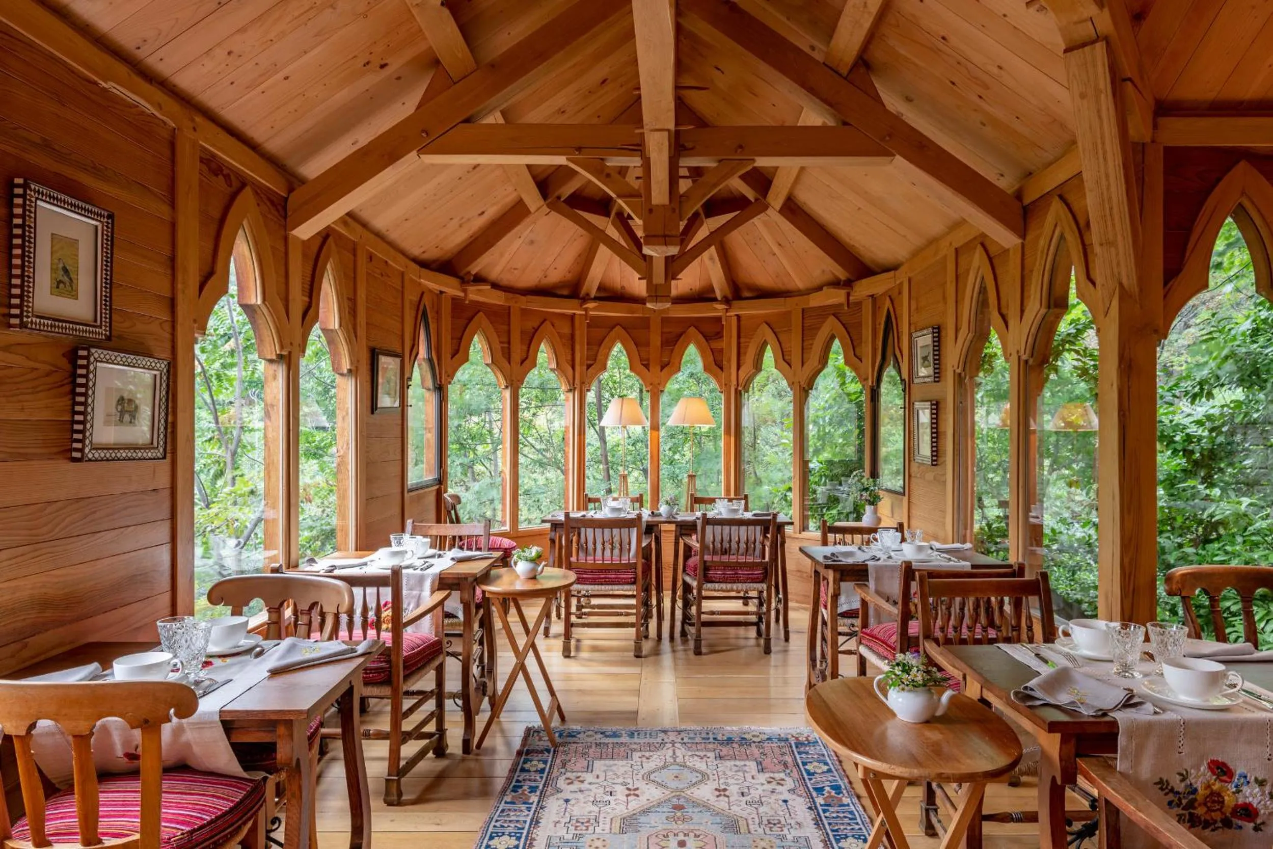 Breakfast in Les Pyrénées - le Grand Hôtel & le Château