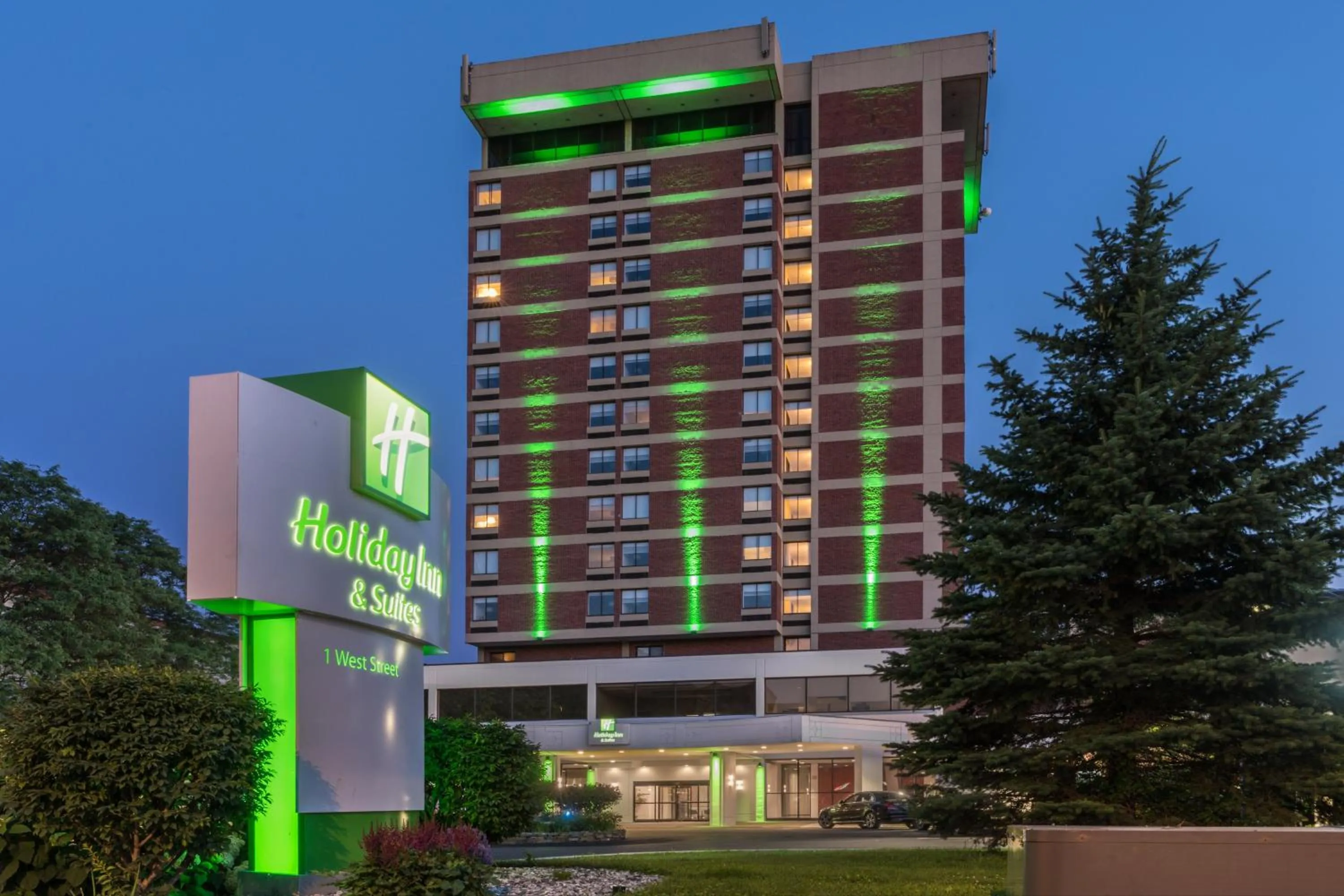 Property building in Holiday Inn & Suites Pittsfield-Berkshires by IHG