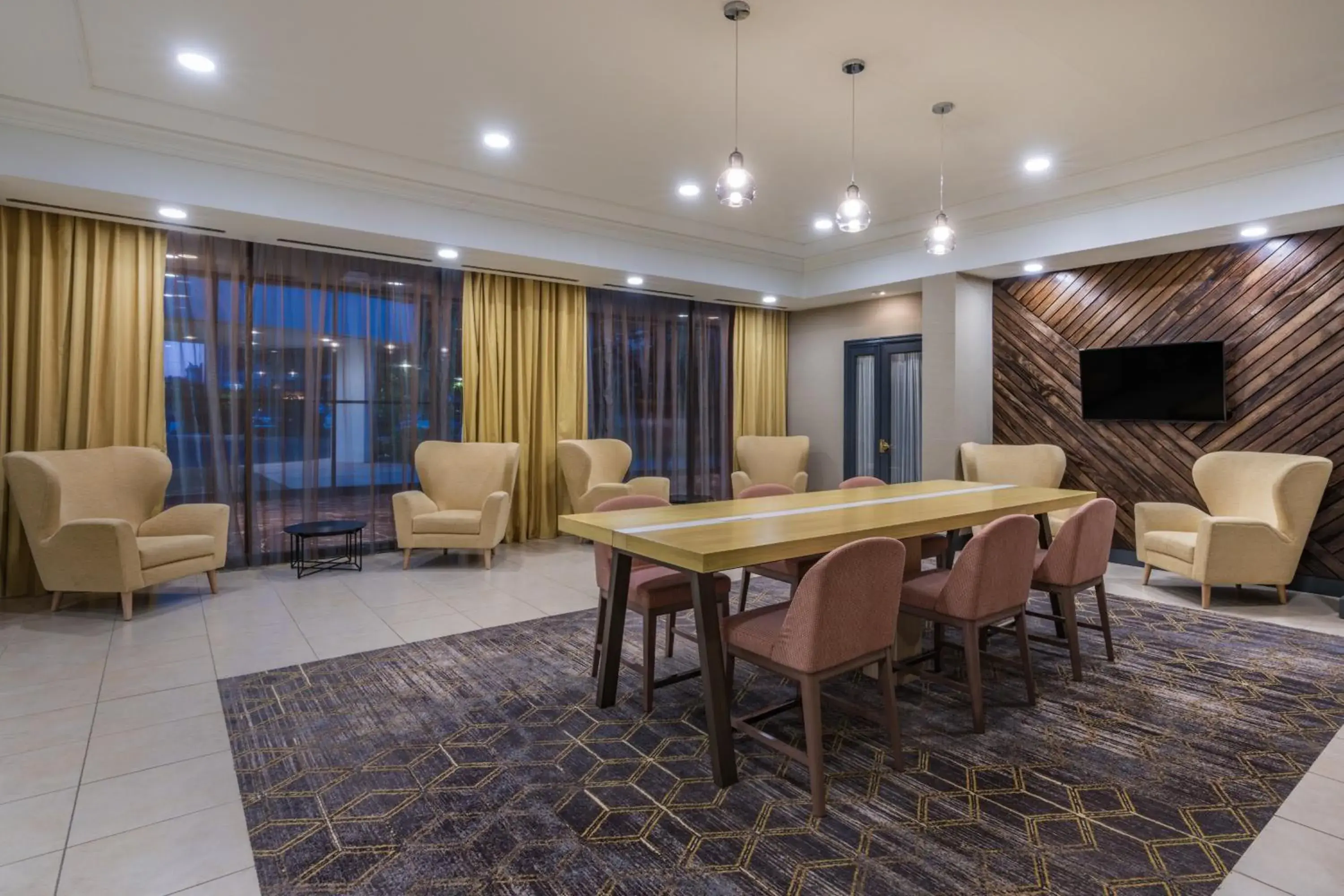 Property building in Holiday Inn & Suites Pittsfield-Berkshires by IHG Property building in Holiday Inn & Suites Pittsfield-Berkshires by IHG