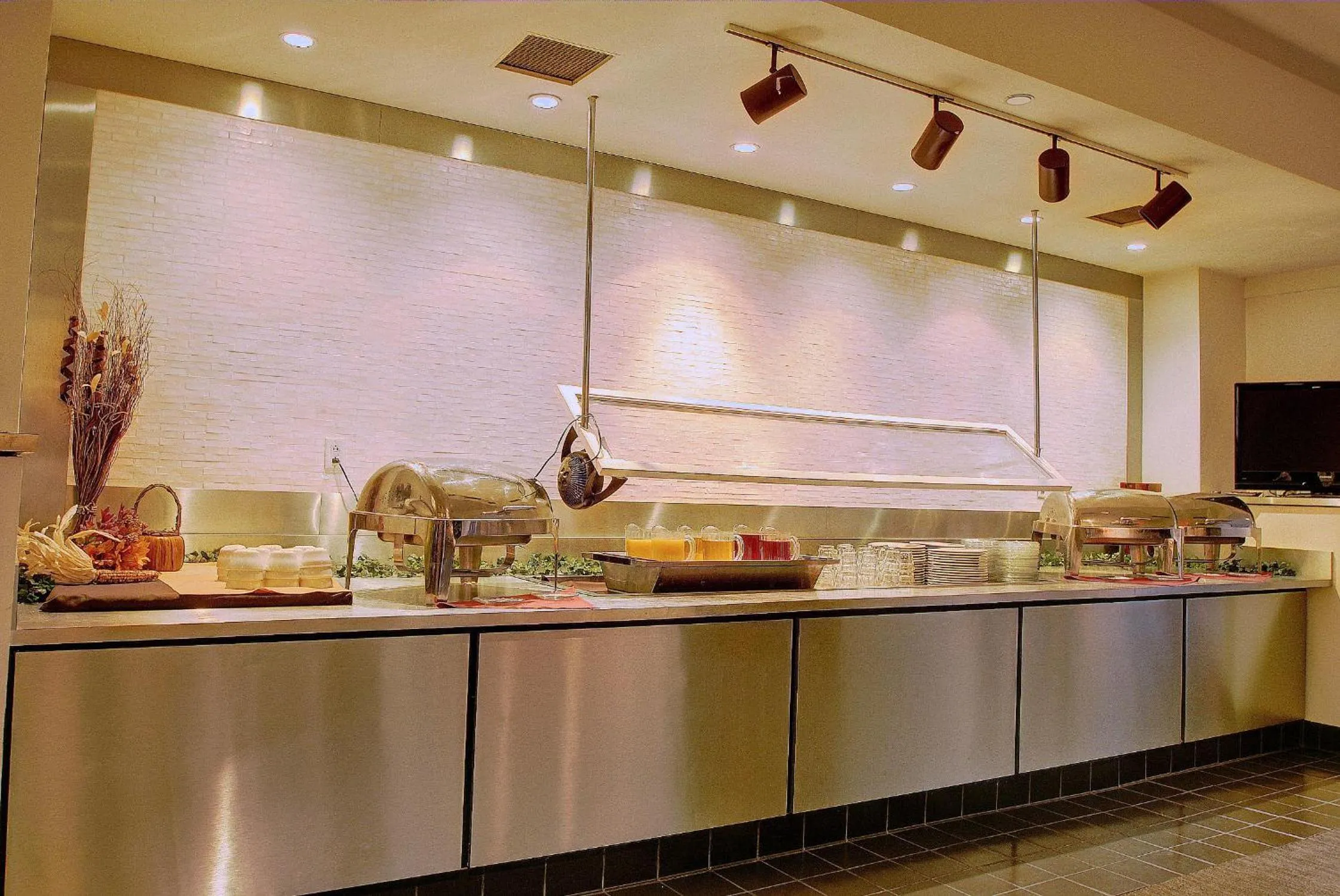 Breakfast in Holiday Inn & Suites Pittsfield-Berkshires by IHG