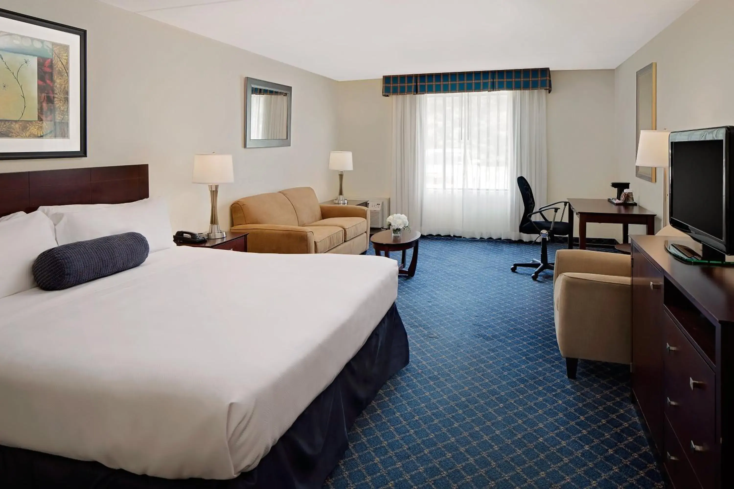 Photo of the whole room, Bed in Boxboro Regency Photo of the whole room, Bed in Boxboro Regency