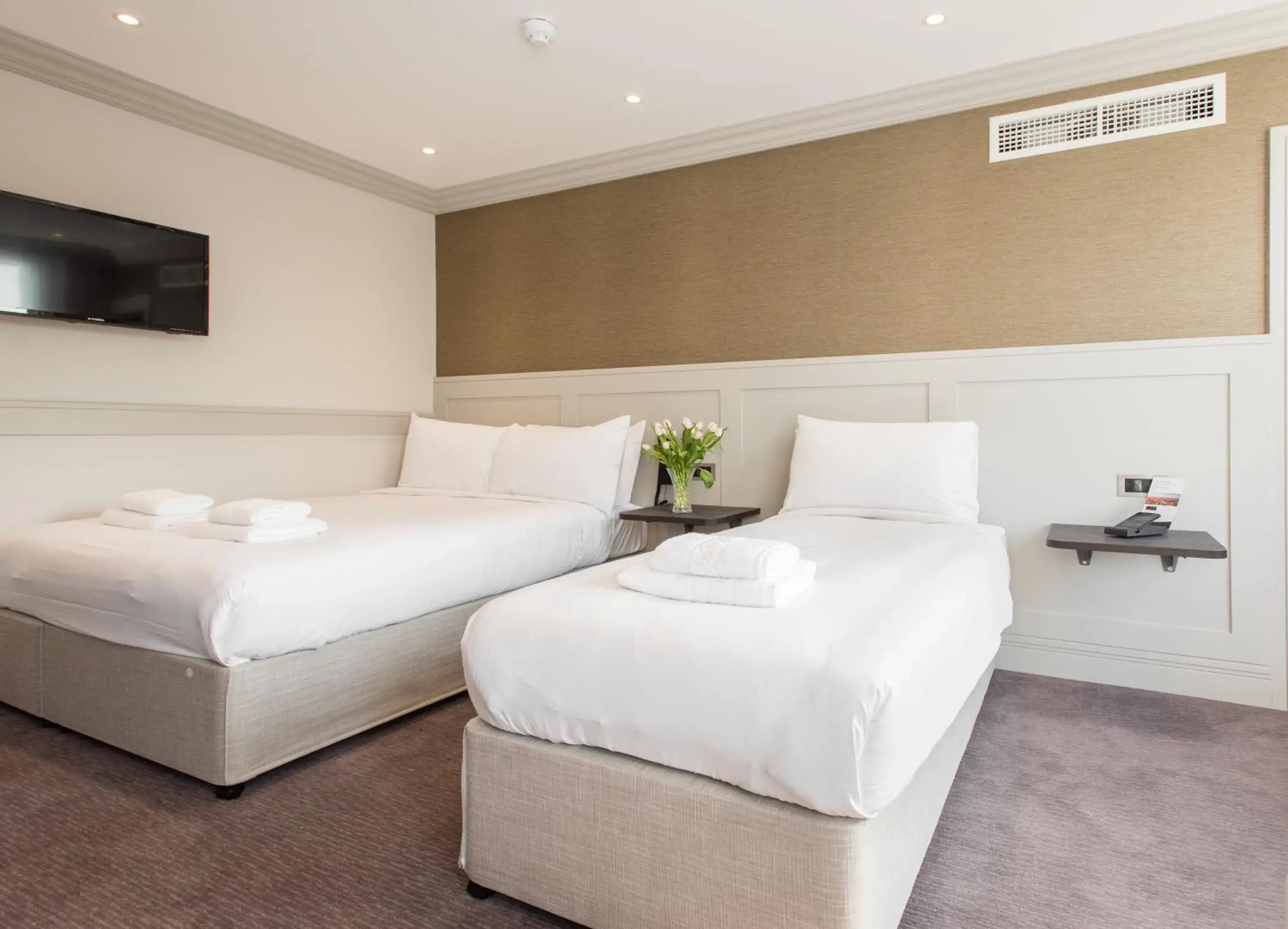 Bed in Mowbray Court Hotel Bed in Mowbray Court Hotel