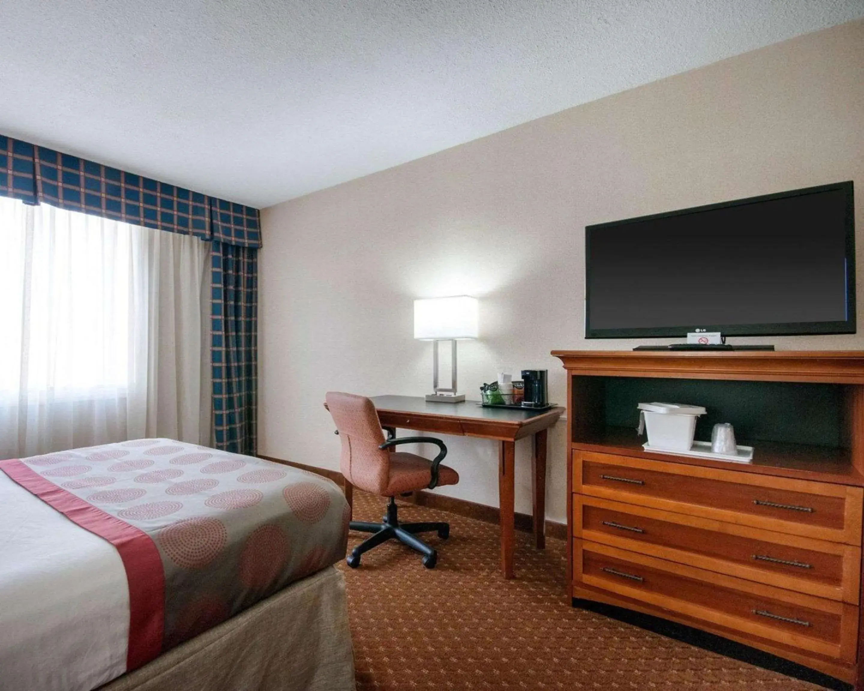 Bedroom, TV/Entertainment Center in Rodeway Inn Indianapolis I-70