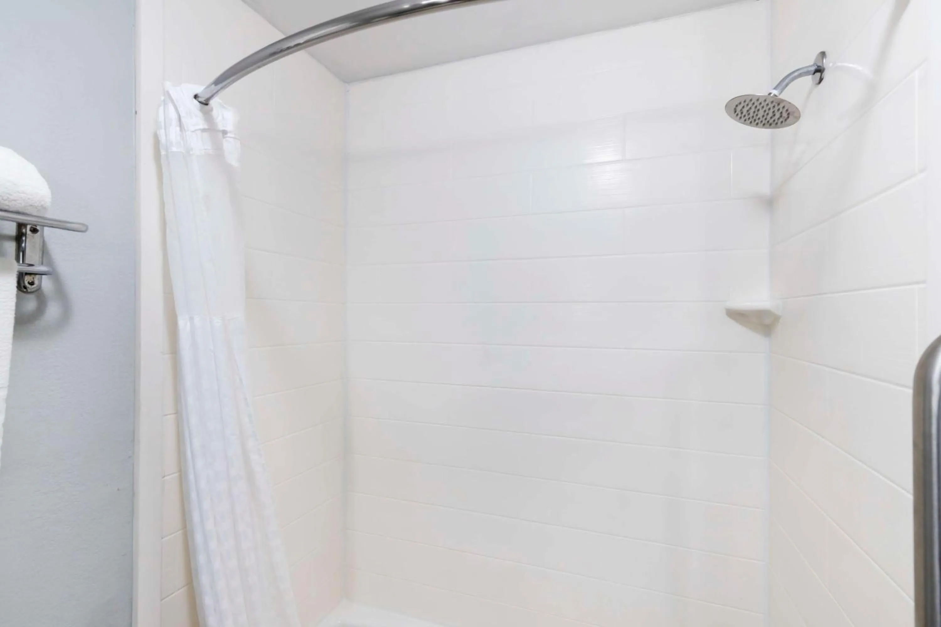 Bathroom in Best Western Medical Center North Inn & Suites Near Six Flags