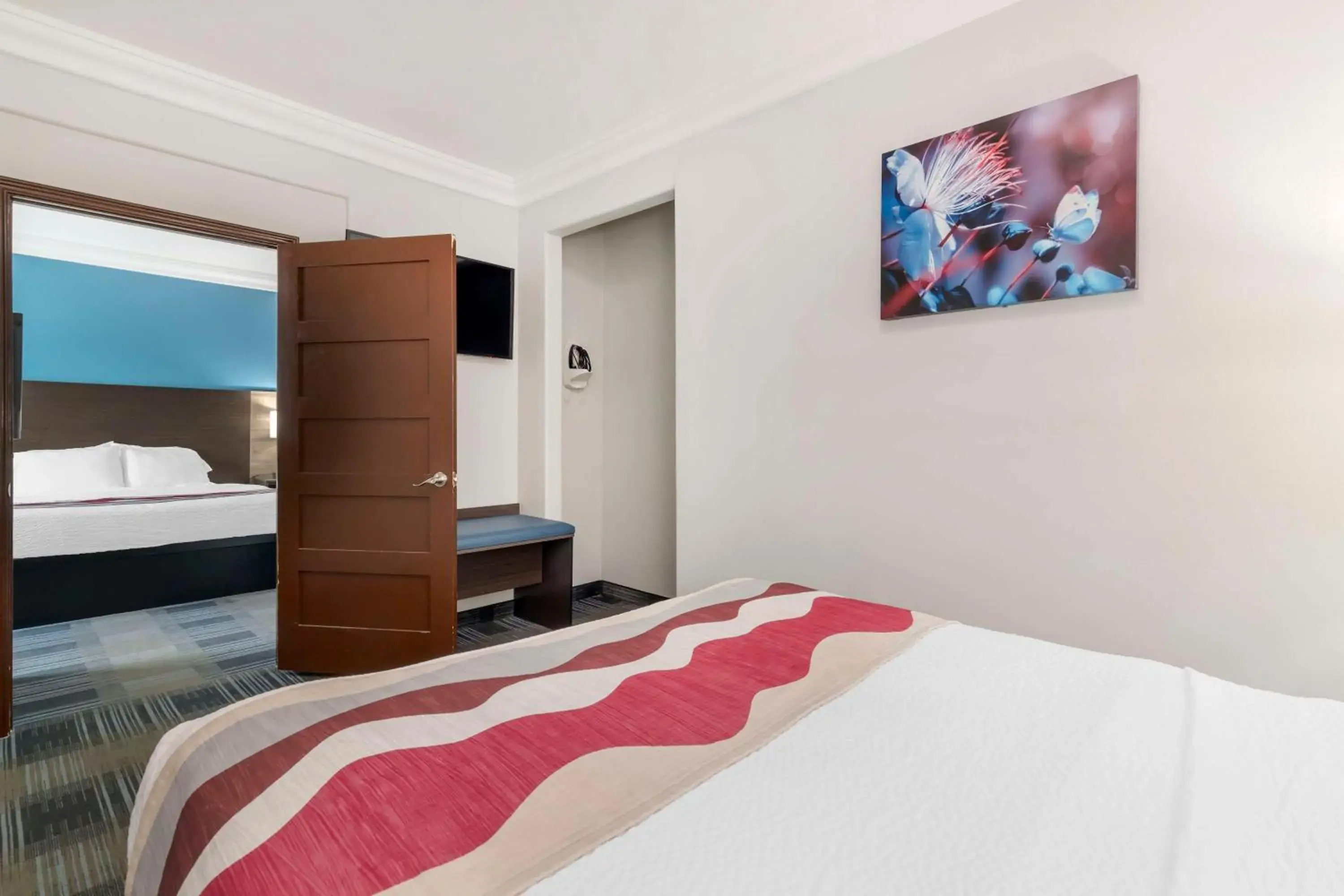 Room with One King and One Queen Bed in Best Western Medical Center North Inn & Suites Near Six Flags Room with One King and One Queen Bed in Best Western Medical Center North Inn & Suites Near Six Flags